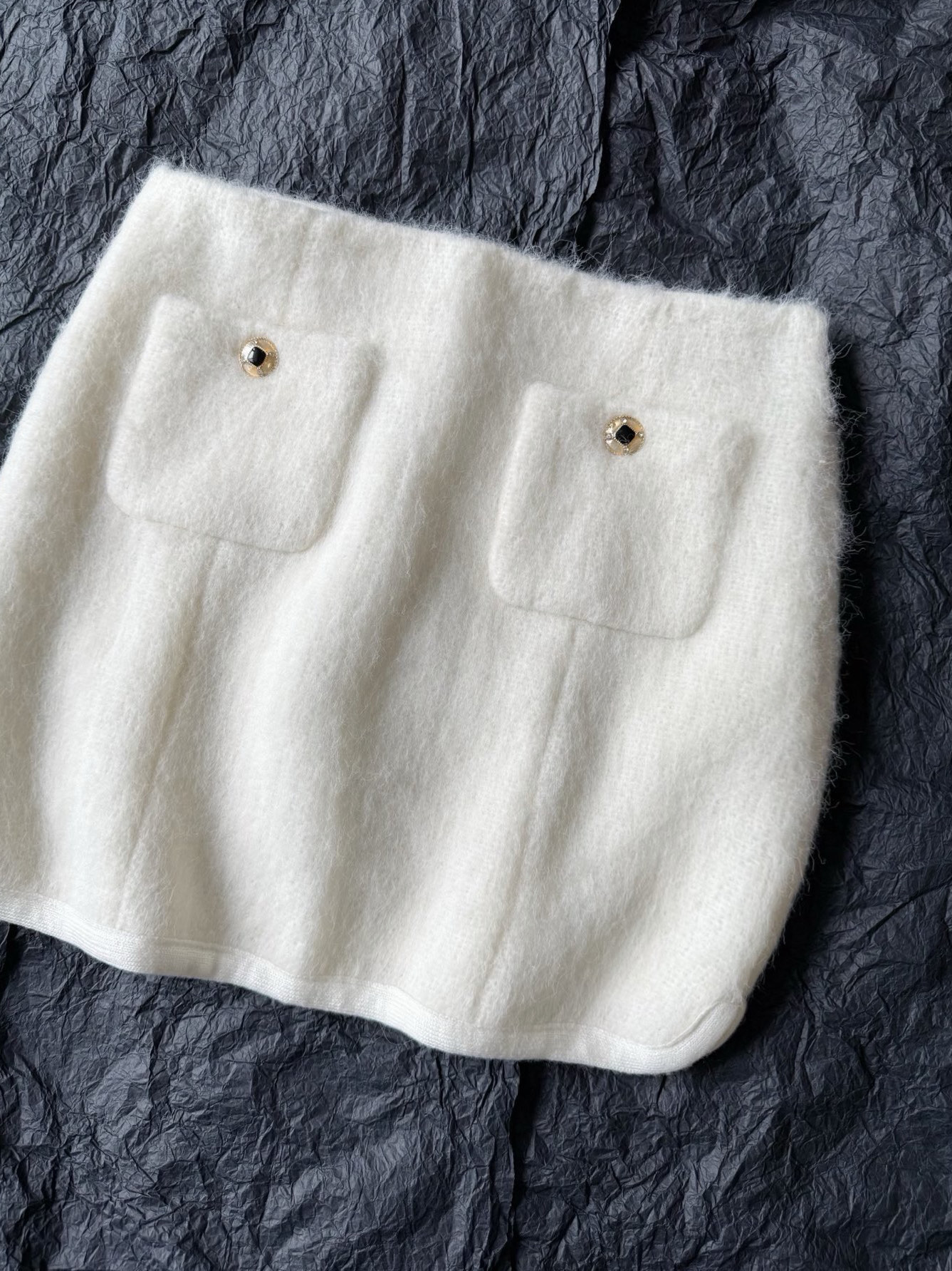 NO:654601,a Matching skirt·Real photos of details. You can see our texture through the screen. The furry hand-brushed details will not be fake. This requires workers to hand-make every minute. It is not only time-consuming and labor-intensive, but also has extremely high requirements on fabrics. Skirts, alexander wang19860909a配套半裙·细节实拍图 隔着屏幕都看得到我们的质感 毛茸茸的纯手工拉毛细节不会作假 这是需要工人一分一秒手工制作 不仅耗时耗力,对面料要求也极高,,skirts,alexander wang,Women's clothing