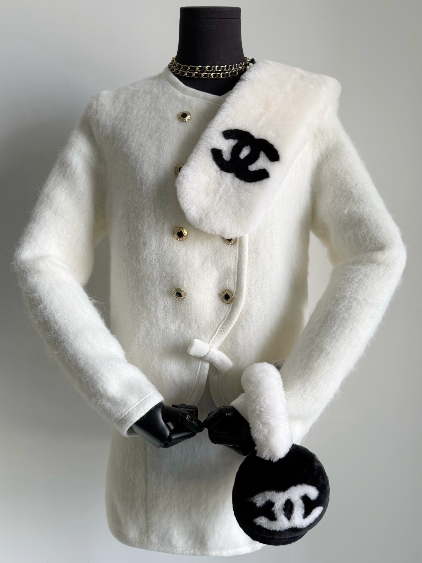 NO:654593,It is impossible to describe this series in simple words. It seems simple, but in fact it is very difficult to restore. We bought yb and conquered a variety of processes, especially the contrast of the saturation of the fabric and the pattern. We individually adjusted it dozens of times before we were satisfied!! The real thing is a very thick knitted jacket, custom-woven and dyed mohair and sheep wool. The tightly woven texture is clearly visible, and then it is brushed. Each piece is artificially brushed for several hours. The inner lining is 18-millimeter silk with double logos.  Including hardware, version, and upper body effect, we have done it to the best of our ability, jackets & coats, real silk, alexander wang19860909无法用简单的语言形容这一系列 看似简约,实则还原难度非常大 我们买入yb攻克了多种工艺 特别是面料的饱和度和版型的对照 单独调整数十次才满意 !! 实物是很厚实的针织外套 定织定染马海毛加绵羊毛毛料 紧密织造纹路清晰可见,再经过拉毛 每一件人工拉毛处理好几个小时 内里18姆真丝内衬带有双Clogo 包括五金,版型,以及上身效果 我们都做到了淋漓尽致,,jackets & coats,real silk,alexander wang,Women's clothing