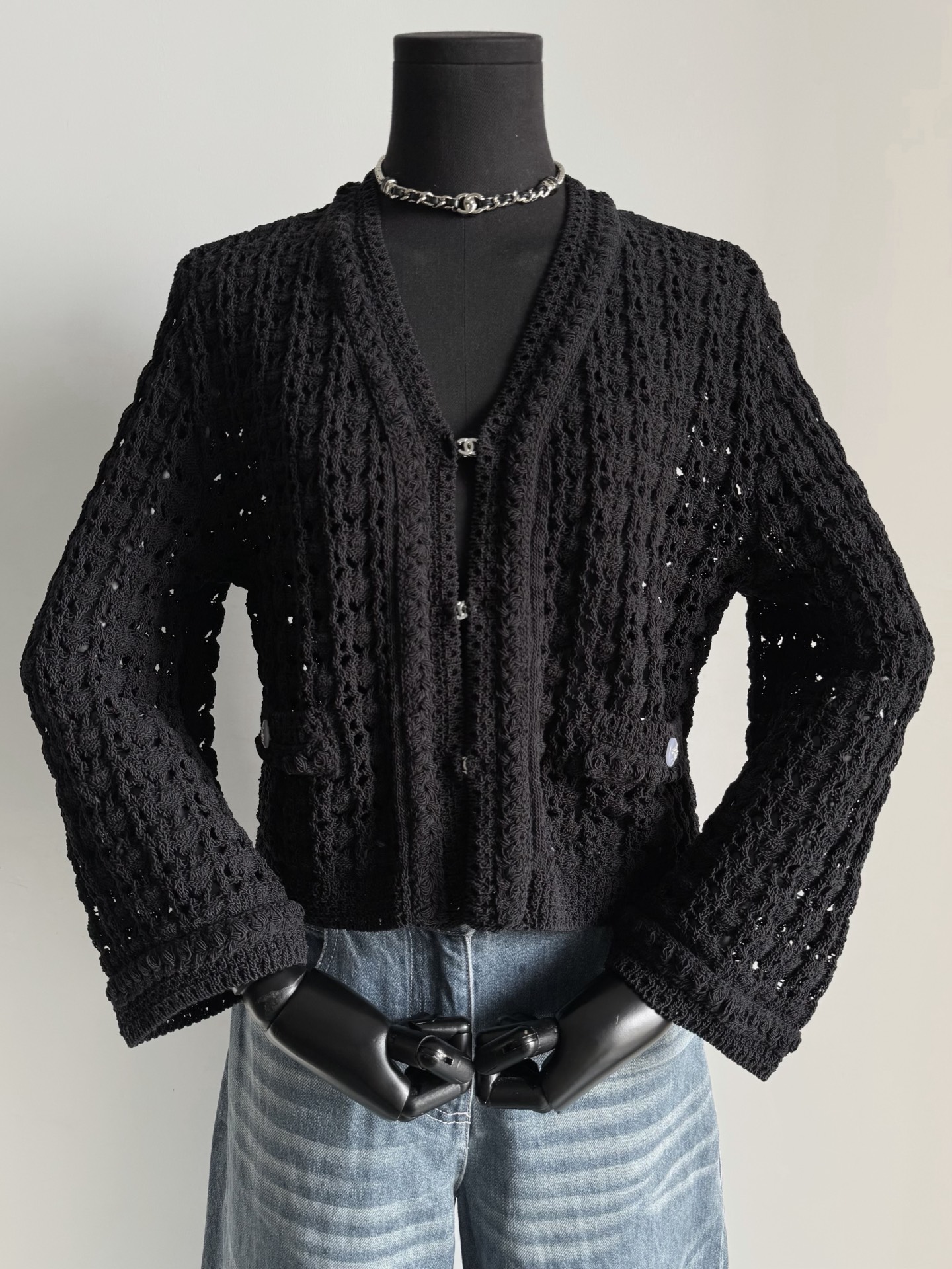 NO:655550,26C·Early spring vacation series is released together with the cabinet. Buy it early, buy it early and enjoy it early. The upper body is the logo of VIC's identity. Custom-woven and dyed imported cotton is three-dimensional and stylish. It is not the soft and tready kind on the market!! The classic hollow weaving is the same on the outside and the inside. Exquisite and simple double C buckle with new acrylic hardware. The tall and drapey version is the essence of this piece ~~ I have purchased this series.  Make sure the details of our products are correct.,,alexander wang1986090926C·早春度假系列同柜子一起上新 早鸟购入,早买早享受 上身就是vic身份的标识 定织定染进口棉立体有型 不是市面上又软又踏的那种哦 !! 经典镂空织造表里如一 精致简约双C扣加全新的亚克力五金 挺拔有垂坠感的版型 才是这一件的精髓所在 ~~ 这一系列都有购入 认准我们出品细节不出错.,,alexander wang,Women's clothing