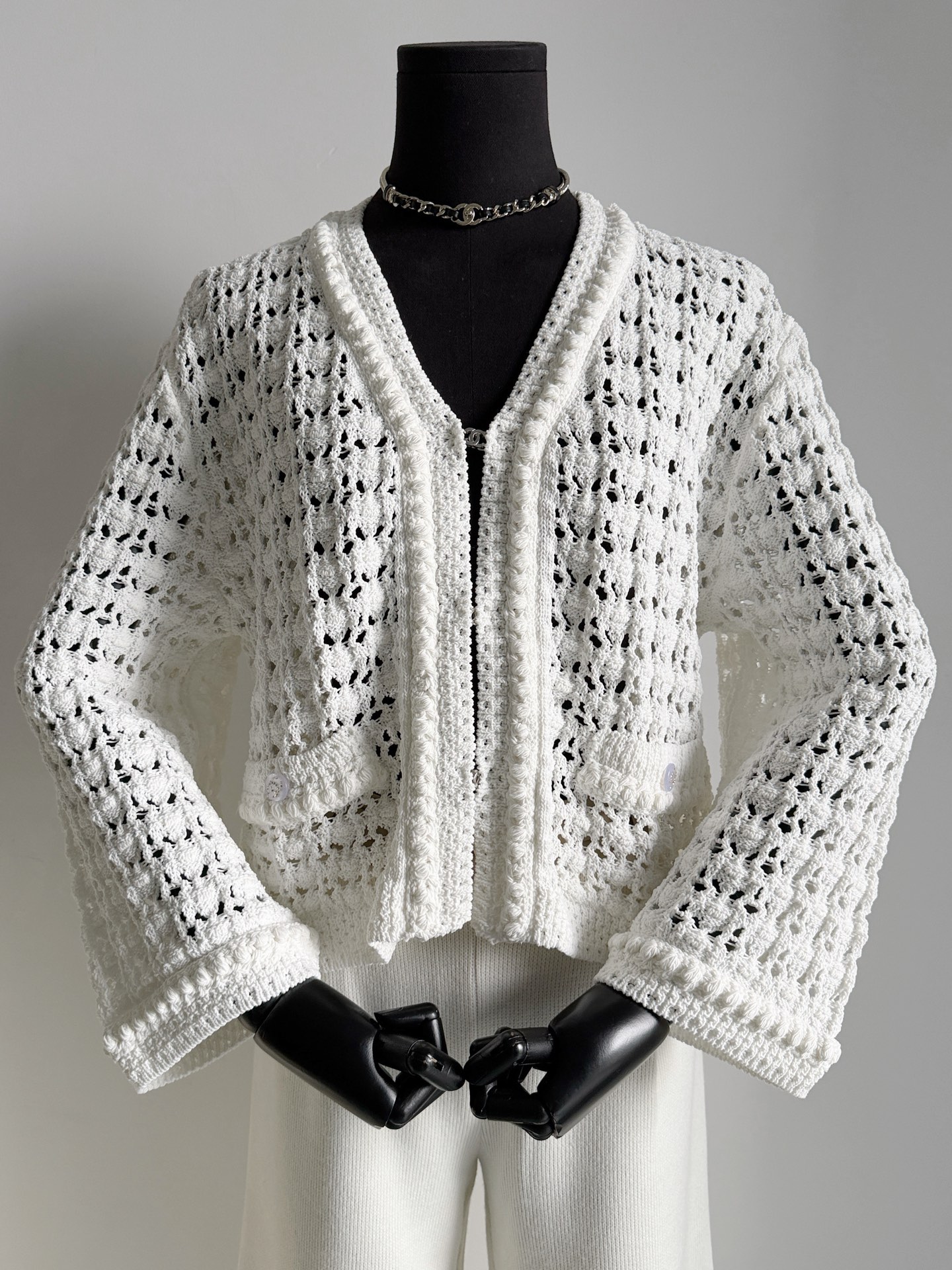 NO:655541,26C·Early spring vacation series is released together with the cabinet. Buy it early, buy it early and enjoy it early. The upper body is the logo of VIC's identity. Custom-woven and dyed imported cotton is three-dimensional and stylish. It is not the soft and tready kind on the market!! The classic hollow weaving is the same on the outside and the inside. Exquisite and simple double C buckle with new acrylic hardware. The tall and drapey version is the essence of this piece ~~ I have purchased this series.  Make sure the details of our products are correct.,,alexander wang1986090926C·早春度假系列同柜子一起上新 早鸟购入,早买早享受 上身就是vic身份的标识 定织定染进口棉立体有型 不是市面上又软又踏的那种哦 !! 经典镂空织造表里如一 精致简约双C扣加全新的亚克力五金 挺拔有垂坠感的版型 才是这一件的精髓所在 ~~ 这一系列都有购入 认准我们出品细节不出错.,,alexander wang,Women's clothing