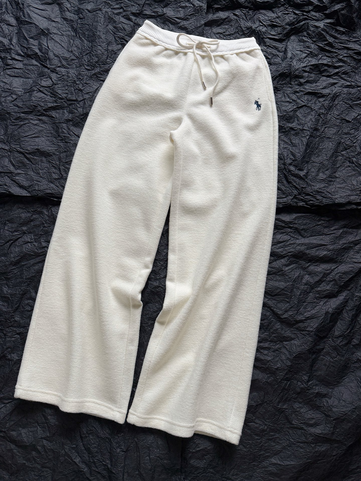 NO:655524,The fleece sweatpants that have grown on my heart. One pair is enough for weather of 5-10 degrees. They are not bulky and warm, which is what I need right now. The chenille is thick and soft, and the velvet of the same color is intimately grasped on the inside. The warmth factor is full, but not bulky at all. Simple and high-end small embroidered logo. The elastic waist can be tied, and the trouser legs are loose. It hides the fat without making the body look wider. Cream white/flower gray are worth keeping.  Paired with down jackets/coats/all kinds of mink, a pair of amazing pants that won my heart, down jacket, alexander wang19860909长在我心坎上的加绒卫裤 5-10度的天气一条完全足够 不臃肿又保暖,是当下刚需 雪尼尔厚实柔软面料 内里再贴心抓同色系绒绒 保暖系数拉满,却一点也不显臃肿 简约高级小刺绣logo 松紧腰可系带,裤腿偏宽松 藏肉的同时又不显胖显宽 奶油白/花灰色都值得自留 搭配羽绒服/大衣/各类水貂 深得我心的一条神裤,,down jacket,alexander wang,Women's clothing