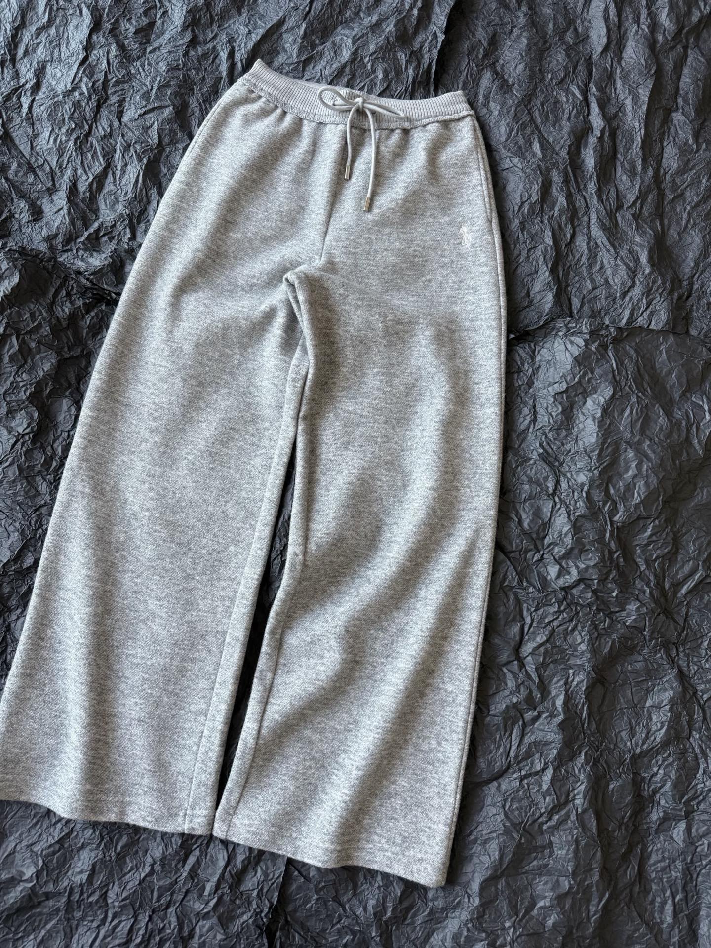 NO:655531,Gray·Details Actual Photos Thick, warm and drapey. One pair is enough in the winter of around 5 degrees Celsius. Indescribably easy to wear and practical. Recommend regular customers to have one pair, alexander wang19860909灰色·细节实拍图 厚实保暖富有垂坠感 5度左右的冬天一条就足够 无法言语的好穿,实用 推荐老顾客人手一条,,alexander wang,Women's clothing