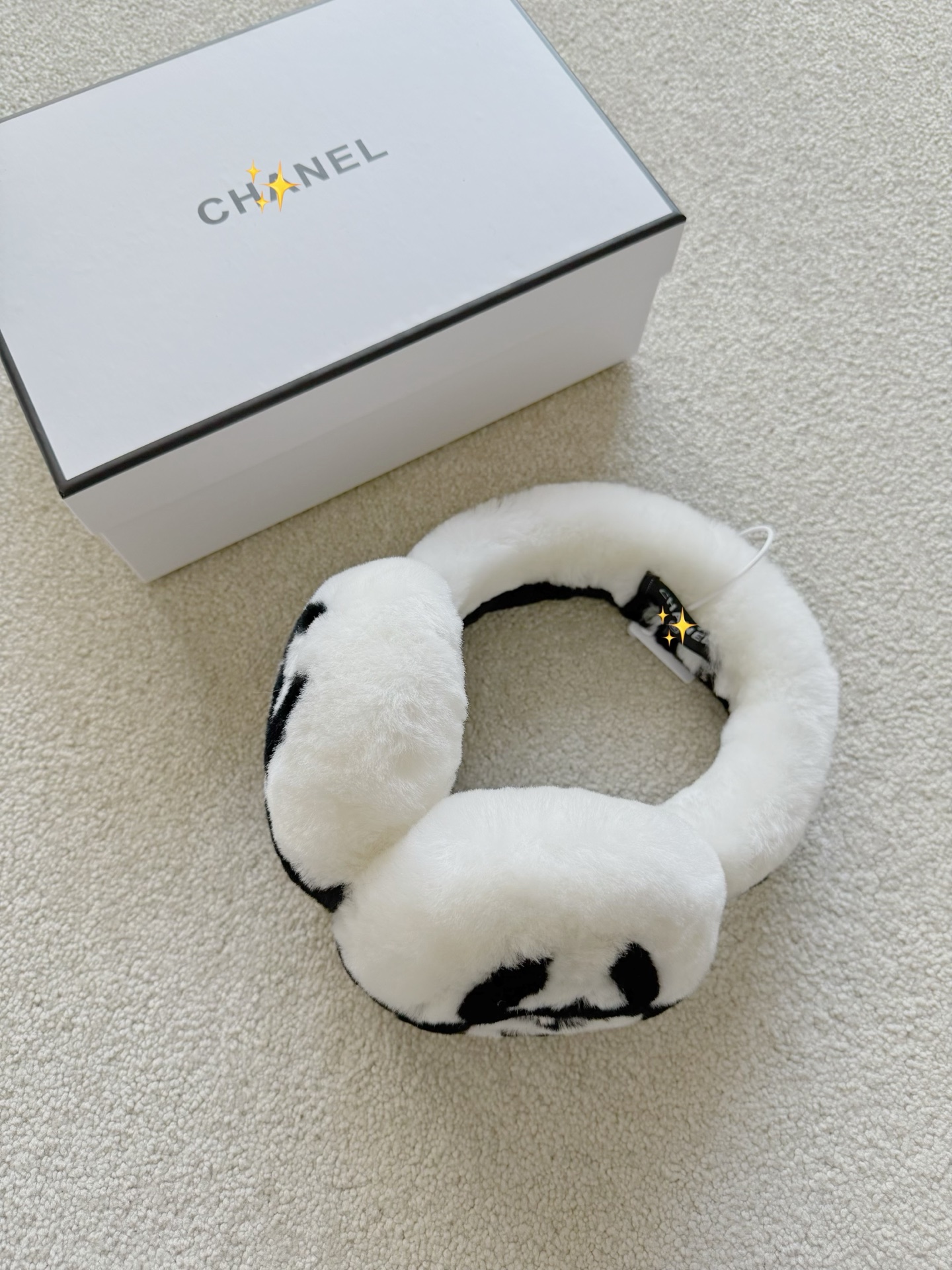 NO:655516,The earmuffs that have been asked to come back by many old customers follow the rhythm of your winter travels. All fragrances are shipped to meet all kinds of dressing needs. Imported Australian wool is restored in all aspects. The splicing model is more complicated and time-consuming to make. You can see that our logo is so perfect. In fact, there are multiple versions adjusted on the back. It is fluffy and round and has excellent comfort. It has a 360-degree view, small face, no sense of oppression. The delivery box is suitable for keeping for yourself or for giving away., alexander wang19860909被众多老顾客要求复出的耳罩 踩着你们冬季出游的节奏 全品香出货,满足各种穿搭需求 进口澳洲羊毛全方位还原 拼接款的话做起来工艺更复杂,更耗时 看得到我们的logo如此完美 实则背后调整了多个版 蓬松圆润舒适度极佳 带上360度显脸小,无压迫感 配送盒子,自留或送人都适合,,alexander wang,Women's clothing