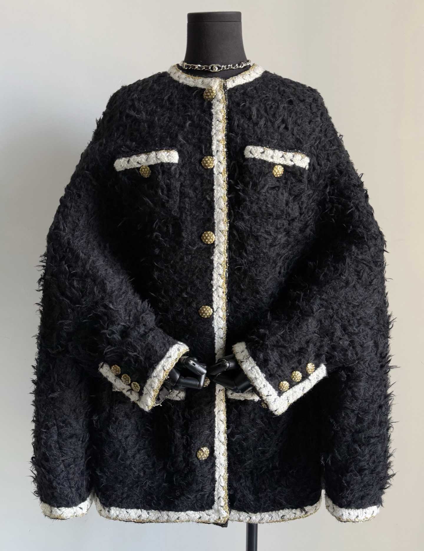 NO:655505,I don’t want to wear the same autumn and winter outfits as before. Chane·25K beautiful thick shawl cape jacket is the best choice for girls this year. I can see the huge materials used and really admire the previous coats. Customized cotton and wool tweed fabrics, imported Italian wool yarn. The overall cape-style round neck jacket is classy and great value for money. It looks high-end for any occasion. Real photos are often not as good as the texture effect you get. The material used for one piece is 2-3 times that of ordinary jackets.  The materials including the webbing are also doubled!! Such heavy-duty workmanship of jackets, ordinary small factories will not touch it. The upper body has a full aura, and can be controlled by any body shape. I recommend my old customers to try it boldly, chanel, jackets & coats, shawls, alexander wang19860909不想和以往千篇一律的秋冬穿搭 chane·25K绝美厚实披肩斗篷外套 是香女孩们今年最佳的选择 看得到用料的巨大,真心吊打以往的外套 定制棉羊毛粗花呢面料,进口意大利毛纱 整体斗篷式的圆领外套大气上档次 物超所值,任意出入各种场合都高级 实拍往往不如拿到手的质感效果 一件用料就是普通外套的2-3倍 包括织带的用料也是成倍 !! 如此重工的外套做工,一般的小厂不碰 上身气场全开,任意身材都能驾驭 实力推荐我家老顾客都大胆尝试,,chanel,jackets & coats,shawls,alexander wang,Women's clothing