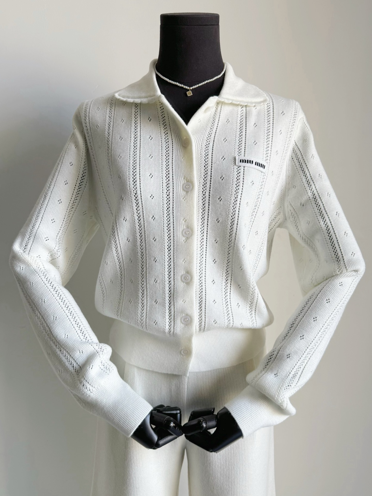 NO:656187,The limited-edition small lace doll collar knitted sweater is so soft and soft to the heart that it is as irresistible as a cake!! Needless to say, you all have good aesthetics. Basically everyone has one of these sweaters. Custom-woven and dyed cream white wool. Textured hollow weaving, comfortable and elastic. The lapels can be adjusted with small lace. The cardigan design is exquisite and practical. This kind of sweater can be used throughout the four seasons. The first batch of good products are in stock and come in stock, alexander  wang19860909限定款小花边娃娃领针织小衫 实物软糯到心坎上 如蛋糕一般让人无法拒绝 !! 不用多说你们都有好的审美 这种小衫基本人手一件 定织定染奶油白羊毛毛料 富有肌理感的镂空织造,舒适有弹力 对版调整翻领娃娃领小花边 开衫设计精致又实穿 贯穿四季,这种小衫都用得上 首批好货入库趁现货来,,alexander wang,Women's clothing