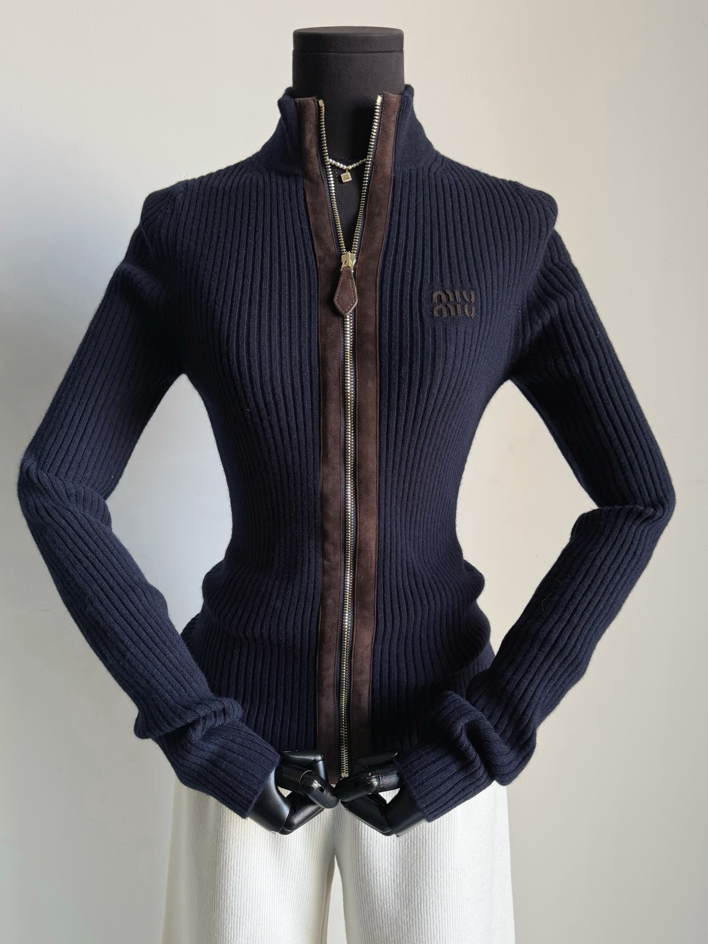 NO:656178,Miu's hidden unpopular cardigan was originally made by me, but too many people asked. I have released it for you honestly. It is actually a super cost-effective sweater for all seasons~ Made of custom-woven and dyed 87 cashmere wool + nylon, which restores the saturation of deep navy blue and has no color difference. The unique grooved stripe weaving is elastic enough and can beautify the figure, making it unrestricted. The leather zipper puller and genuine leather embroidered logo make you feel no restraint when raising your hands or leaning over.  Wear it alone at the beginning of spring and you won’t have to worry about cooling down. A knitted cashmere cardigan that never goes out of style,,miumiu,sweaters,alexander wang19860909miu暗藏的冷门款小心机开衫 原本是自己私服,结果太多人问 有老老实实给你们出了 其实是一件超级性价比的四季款毛衣~ 定织定染87山羊绒毛料+锦纶 还原深藏蓝饱和度,无色差 特有的坑条织造弹力足够大 也足够美化身材,无拘无束 皮革拉链头加真皮刺绣logo 抬手/俯身无束缚感 开春单穿一件就算降温也不怕 永不过时的一件针织羊绒针织开衫,,miumiu,sweaters,alexander wang,Women's clothing