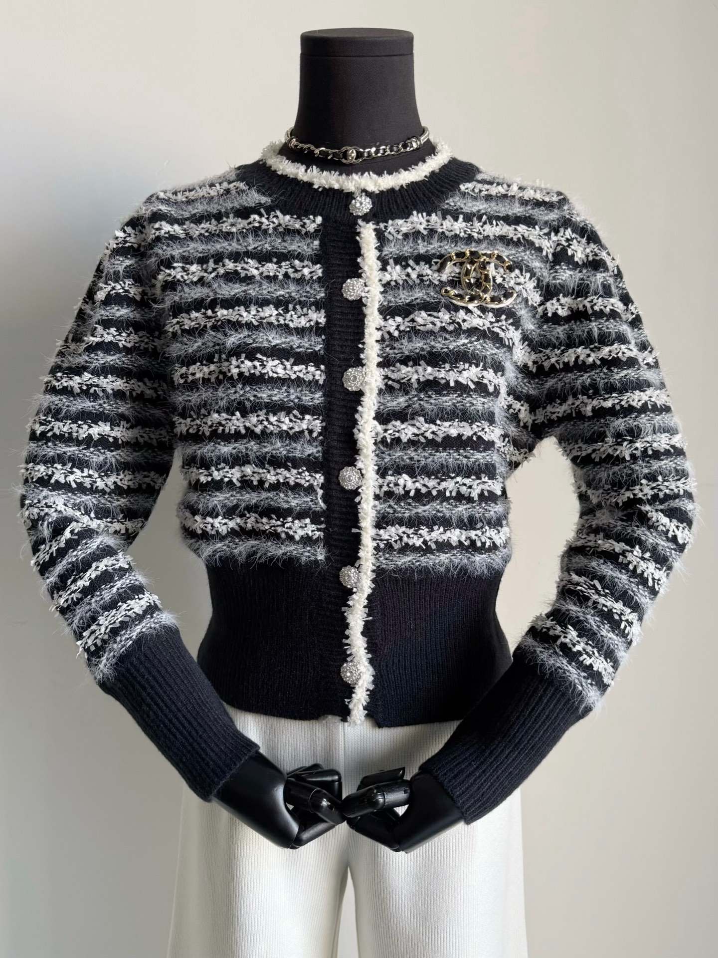 NO:657132,I fell in love with the vintage shirt at first sight. I recommend it to every loyal fan in my family. You can see the layering of the cardigan through the screen ~~ The aesthetics of the cardigan are not easy to be confused. There is really no choice in the design details. The package is made of dyed wool + cashmere wool and a variety of materials to restore the rich layering of stripes. It is elastic and soft to the touch. It includes molded hardware buttons and double C brooches, whether it is worn inside or on its own.  They won’t compromise on the good-looking and practical models at the bottom of the box., brooch, breastpin, alexander wang19860909一眼爱上的中古香小衫 推荐给我家每一位忠实香粉 隔着屏幕都看得到开衫的层次感 ~~ 不易撞衫的好审美 从设计上细节真心没得挑. 包缸定染羊毛+羊绒毛料多种材质 还原条纹的层次丰富感 富有弹力手感软糯 包括开模的五金扣和双C胸针 不论是内搭还是单穿 都不会压箱底的高颜值实穿款.,,brooch，breastpin,alexander wang,Women's clothing