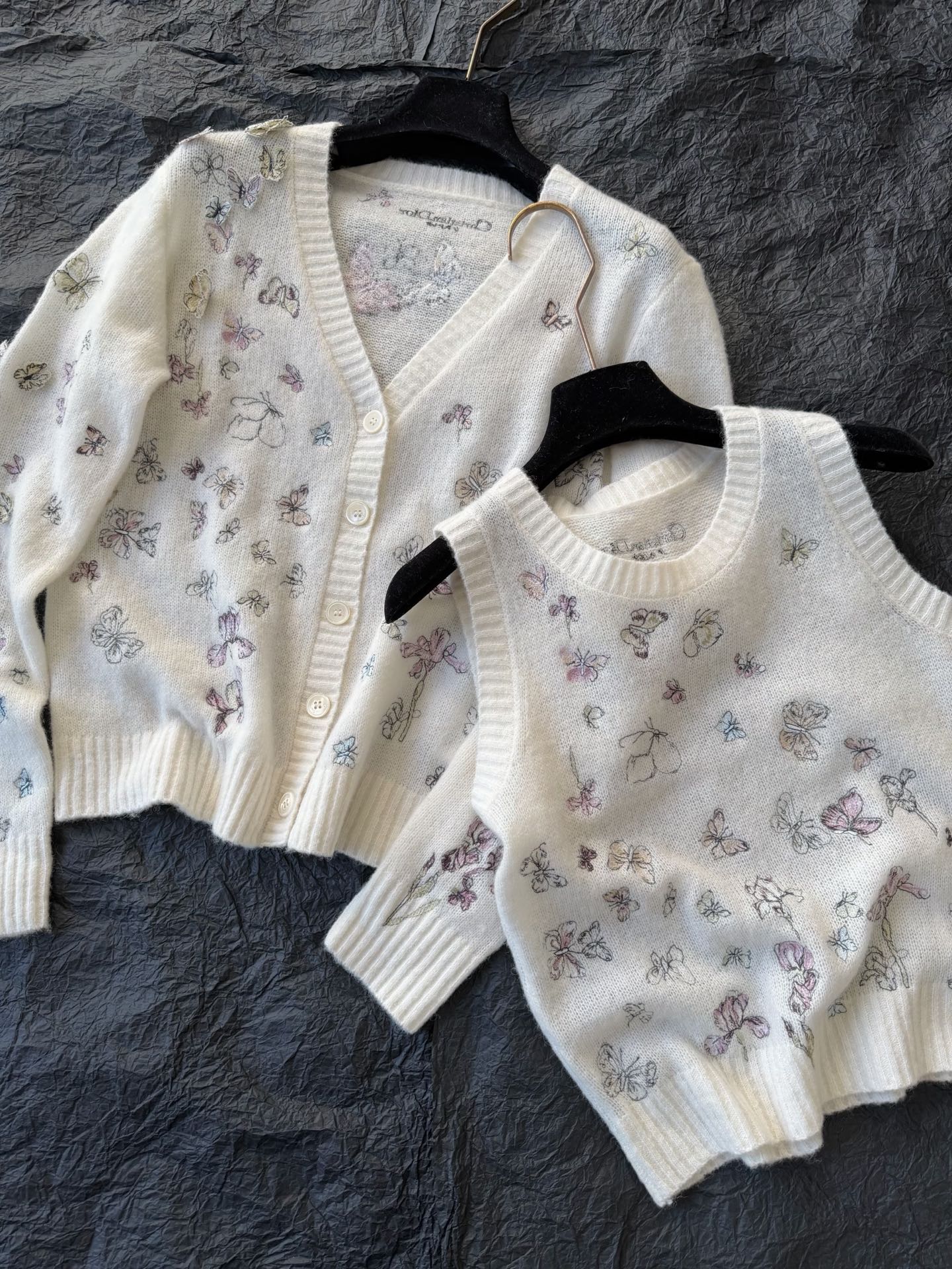 NO:657110,Detailed picture of butterfly embroidery vest. The delicate details are consistent on the outside. Rich in layers but soft and comfortable enough. It can be worn close to the body without piercing the flesh. It can be controlled and relaxed at will.,alexander wang19860909蝴蝶刺绣·背心细节图 表里如一的细腻小细节 层次丰富但也足够柔软舒适 贴身穿不扎肉 可随意驾驭自在松弛,,alexander wang,Women's clothing