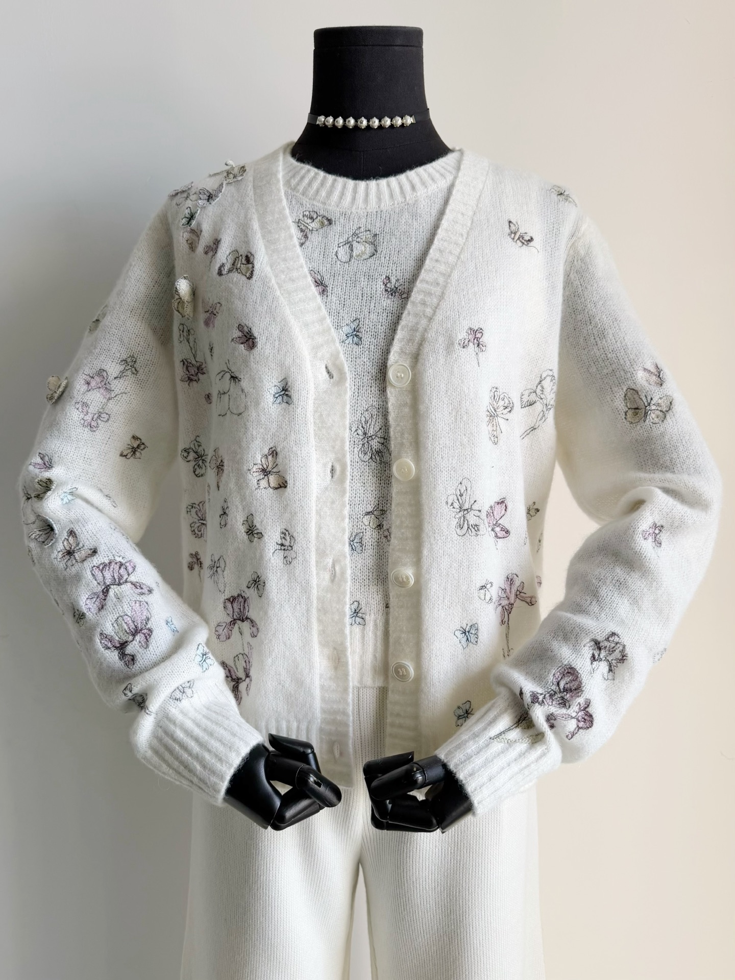 NO:657102,Following the high sales volume of the round neck, we continue to launch the same series of 1000-needle embroidery knitted cardigan + vest. The whole series is now available for you~~ To talk about the 'fairy and expensive' 1000-needle embroidery sweater, you still have to look at the product of dio~. You can feel the fairy spirit through the screen. No one can refuse its perfect appearance. Custom-woven and dyed ultra-fine alpaca + cashmere blended wool. The whole series is soft and delicate, and there is no pressure when wearing it. The elasticity does not set limits on the body shape.  Full three-dimensional embroidered butterfly details. There is also a hand-stitched three-dimensional small butterfly chapter on the shoulder. It is produced with ingenuity and is worth your time to savor. Dior Sweaters Alexander Wang19860909继圆领的高销量继续推出同系列 万针刺绣针织开衫+背心 全系列算是给你们出齐了~~ 论“又仙又贵”的万针刺绣毛衣 还是得看dio~出品 隔着屏幕都感受到仙气飘飘 任谁都无法拒绝它的完美品相. 定织定染极细羊驼毛+羊绒混纺毛料 整体柔软细腻,贴身穿无压力 富有弹力的特点对身材不设限 满幅立体刺绣蝴蝶细节 肩部还有手缝立体小蝴蝶章仔 匠心出品,值得你们入手细细品味,,dior,sweaters,alexander wang,Women's clothing