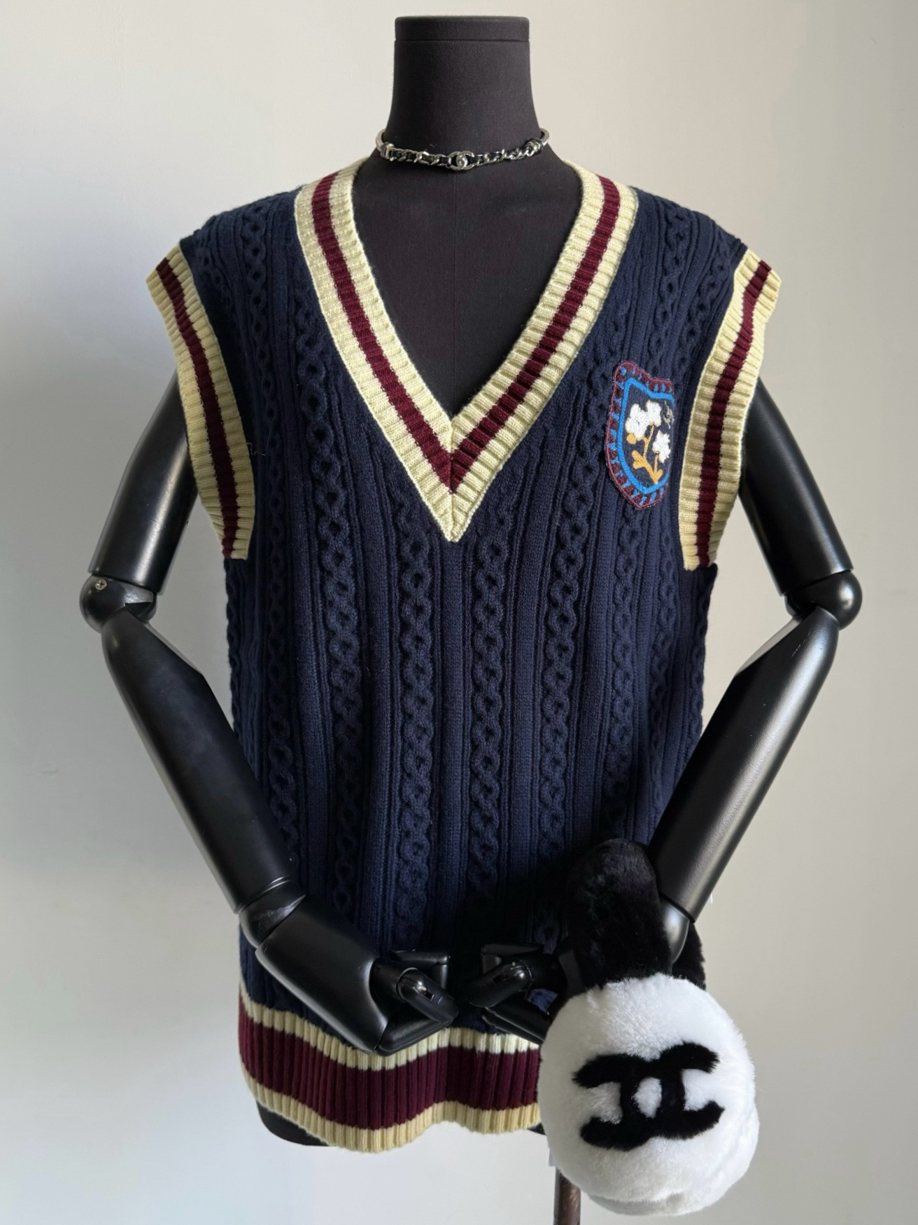 NO:658149,Actual pictures of the same series of dropped shoulder vests. The custom-woven and dyed wool has no color difference. The feel and upper body effect are the same. Many people don’t know that this vest is looser than the cardigan. Fortunately, we all bought yb to control these details.,,alexander wang19860909同系列·落肩马甲实拍图 定织定染毛料无色差 手感和上身效果都一致 很多人都不知道这款马甲比开衫更宽松 还好我们都买入了yb 才能把这些细节把控好.,,alexander wang,Women's clothing