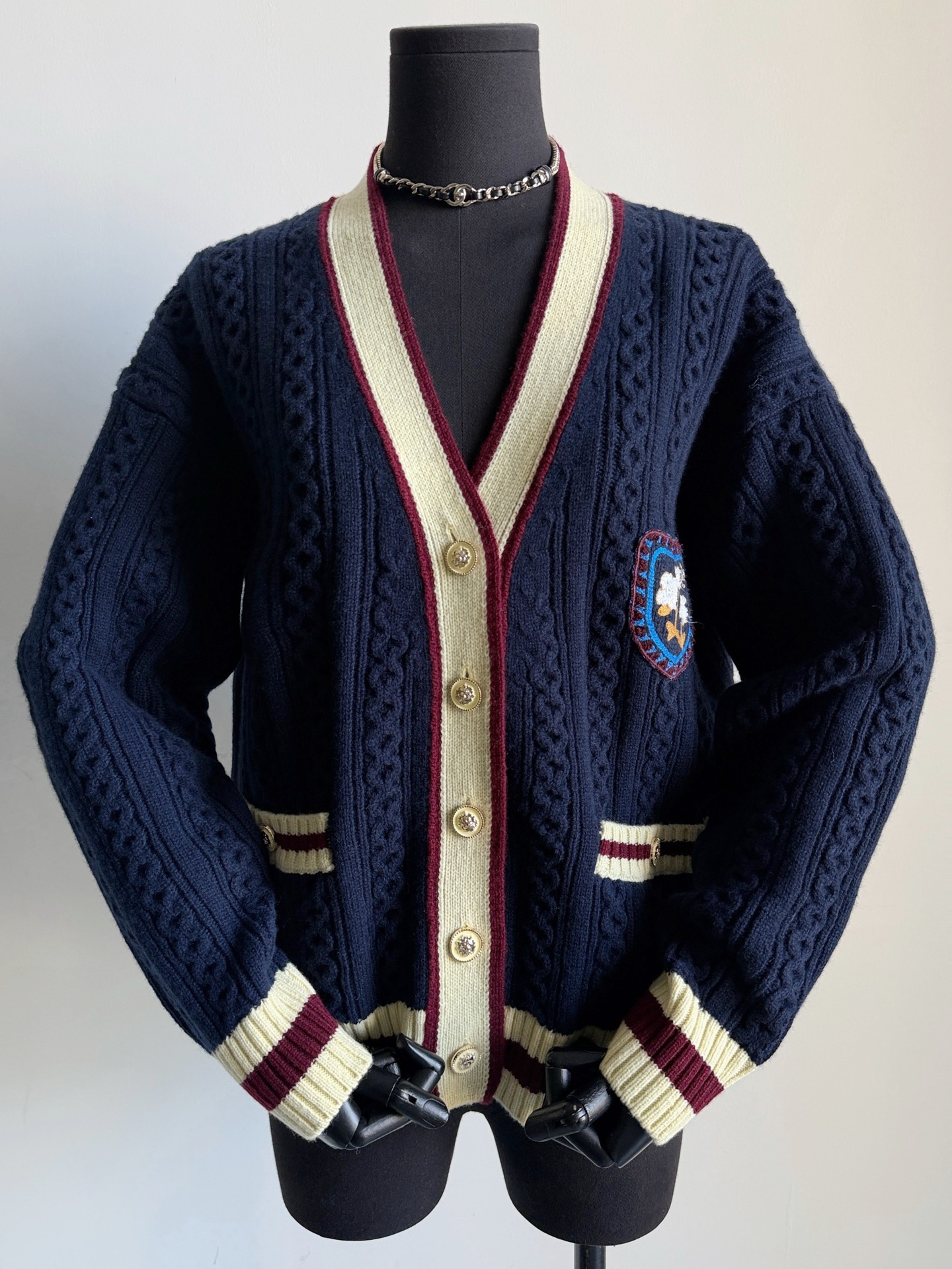 NO:658147,A cardigan that Quan Zhiyong was so crazy about. I have to admire the older brother’s outfit. It’s like he’s back to the peak period when he just debuted~~ It’s hard to find the college-style fragrant knitwear. No wonder the sharp-eyed Vic has already joined it. YB has its own advantages. Custom-woven and dyed deep navy blue cashmere wool. Rich texture and clear texture. It’s full of elasticity and can be worn by both men and women. It’s drapey and stylish. The V-neck is woven with contrasting colors and is hemmed for age-reducing wear.  As well as individually made embroidered seals and hand-sewn double logos, alexander wang19860909被权志龙哥疯狂种草的一件开衫 不得不佩服大哥的穿搭 愣是回到了刚出道的巅峰时期~~ 可遇不可求的学院风香针织 怪不得眼尖的vic早就入了 yb到手确实有它的好处 定织定染深藏蓝色羊绒毛料 富有肌理感的织法,纹路清晰 弹力十足男女皆可穿,垂坠有型 V领织造撞色包边减龄实穿 以及单独制作的刺绣章仔 手工缝制的双Clogo都做足了,,alexander wang,Women's clothing