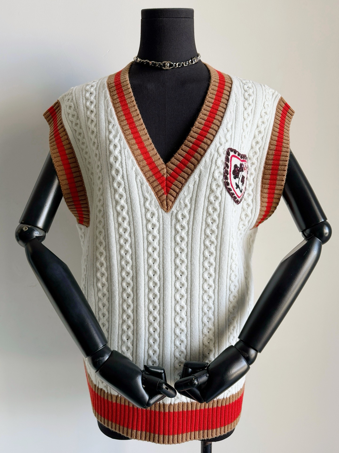 NO:658145,Actual pictures of the same series of dropped shoulder vests. The custom-woven and dyed wool has no color difference. The feel and upper body effect are the same. Many people don’t know that this vest is looser than the cardigan. Fortunately, we all bought yb to control these details.,,alexander wang19860909同系列·落肩马甲实拍图 定织定染毛料无色差 手感和上身效果都一致 很多人都不知道这款马甲比开衫更宽松 还好我们都买入了yb 才能把这些细节把控好.,,alexander wang,Women's clothing