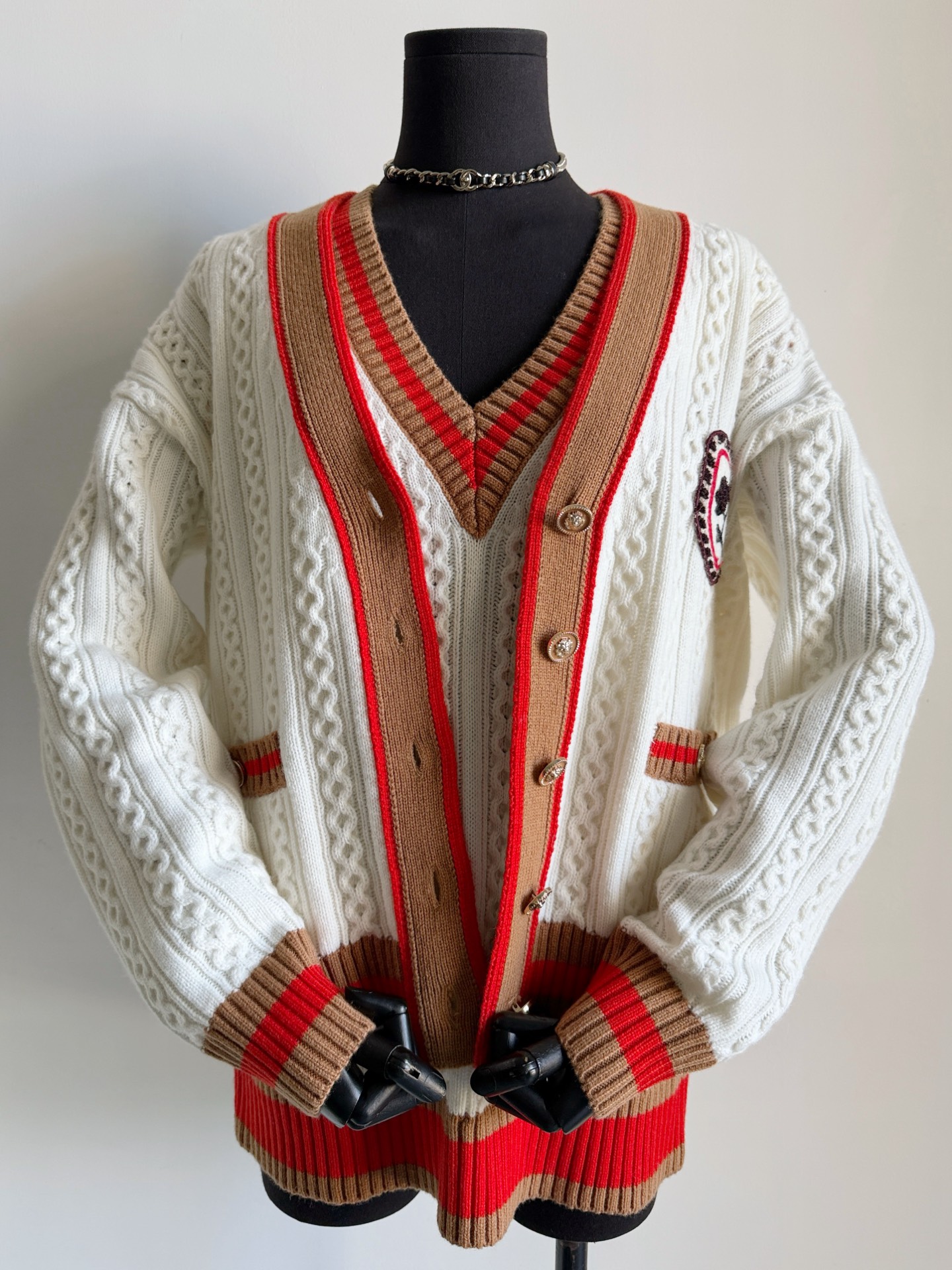 NO:658141,A cardigan that Quan Zhiyong was so crazy about. I have to admire the older brother's outfit. It's like he's back to the peak period when he just debuted~~ It's hard to find the college-style fragrant knitwear. No wonder the sharp-eyed VIC has already joined it. yb has its own advantages. Custom-woven and dyed rice apricot white cashmere wool. Rich texture and clear lines. Full of elasticity. It can be worn by both men and women. It is drapey and stylish. The V-neck is woven with contrasting colors and is hemmed for age-reducing wear.  As well as individually made embroidered seals and hand-sewn double logos, alexander wang19860909被权志龙哥疯狂种草的一件开衫 不得不佩服大哥的穿搭 愣是回到了刚出道的巅峰时期~~ 可遇不可求的学院风香针织 怪不得眼尖的vic早就入了 yb到手确实有它的好处 定织定染米杏白羊绒毛料 富有肌理感的织法,纹路清晰 弹力十足男女皆可穿,垂坠有型 V领织造撞色包边减龄实穿 以及单独制作的刺绣章仔 手工缝制的双Clogo都做足了,,alexander wang,Women's clothing