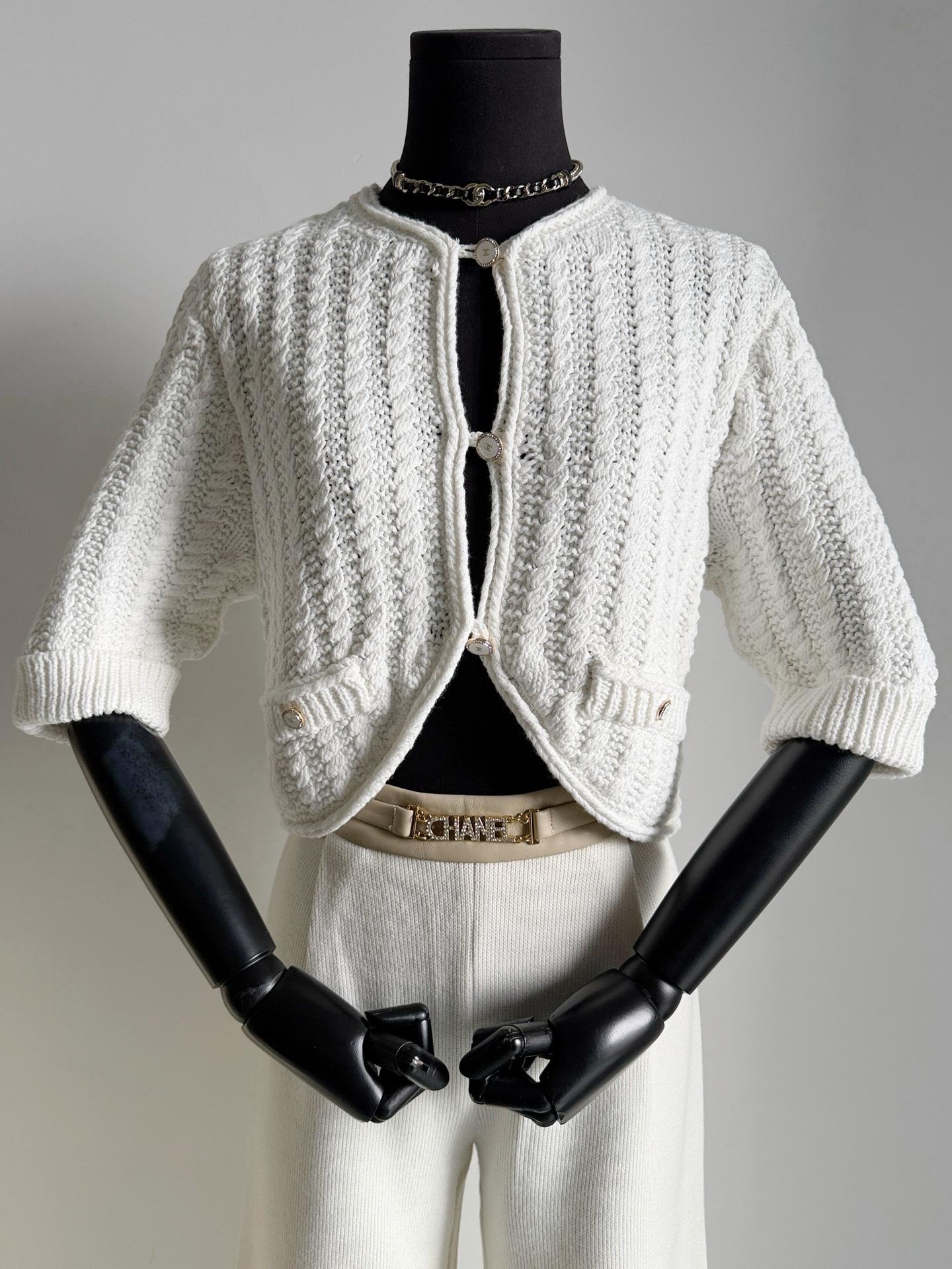 NO:658137,The 26C early spring vacation series has been highly recommended by many old customers for us to buy. It was originally planned to be released after the year, but I really can't wait. I worked overtime to arrange it for you ~~ It seems simple, but in fact there are many small details, especially the restoration of the texture of the fabric and pattern. It is custom-woven and dyed imported cotton, made of coarse knitting. It is soft but has a more drapey feel than ordinary wool. The design of the three-quarter sleeve cuffs beautifies the proportions and looks quite elegant and unconventional.  When the temperature heats up, this cardigan will definitely be hard to find. The minimalist design of Baiyueguang will never go out of style. The smartest people are the first to get in before the first batch is available.,Alexander Wang1986090926C早春度假系列 被众多老顾客极力推荐让我们买 本来准备年后再出,实在等不及 加班加点给你们安排好了 ~~ 看似简约实则很多小细节 特别是面料和版型手感的还原 定织定染进口棉,粗针织造 柔软却也比普通的毛料更有垂坠感 七分袖翻边的设计,美化比例 显得人也相当优雅不落俗 等到升温必定是一码难求的开衫 白月光极简设计,永不过时 趁首批现货率先入才是聪明人,,alexander wang,Women's clothing