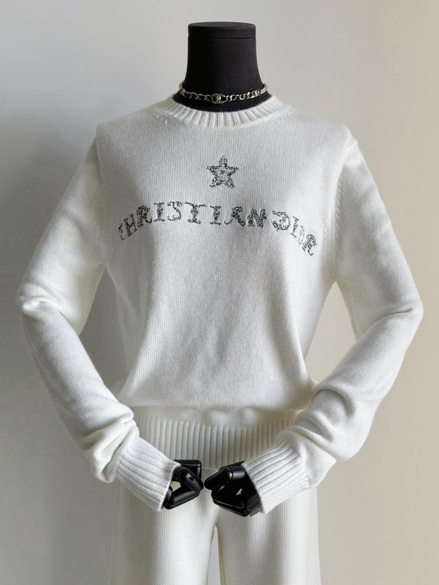 NO:658566,I can’t wait for spring, all the high-value models from DR are here. My favorite sweater in the cashmere series. The five-pointed star element finally has a new breakthrough ~~ Custom-woven and dyed rice-apricot white cashmere wool has no color difference and the same feel. The signature-textured five-pointed star jacquard on the chest is accurate to the stitch number and is unambiguous!! Imported embroidery that can be seen with a magnifying glass. I know it, it is worth stocking up. The upper body is very comfortable and does not pierce the flesh. It can also be used as an inner wear in winter.  Paired with jeans/gauze skirt/you can enter early spring with style, skirts, jeans, sweaters, alexander wang19860909等不到开春了,dr高颜值款都在我这 羊绒系列目前最喜欢的一件毛衣 五角星元素终于有了新突破 ~~ 定织定染米杏白羊绒毛料 无色差,手感一致 胸前签字质感的五角星提花 精确到针数还原毫不含糊 !! 可以用放大镜看的进口刺绣 懂的宝子,值得囤起来 上身非常舒适不扎肉 冬天作为内搭也出片 搭配牛仔裤/纱裙/都能气质进入早春,,skirts,jeans,sweaters,alexander wang,Women's clothing