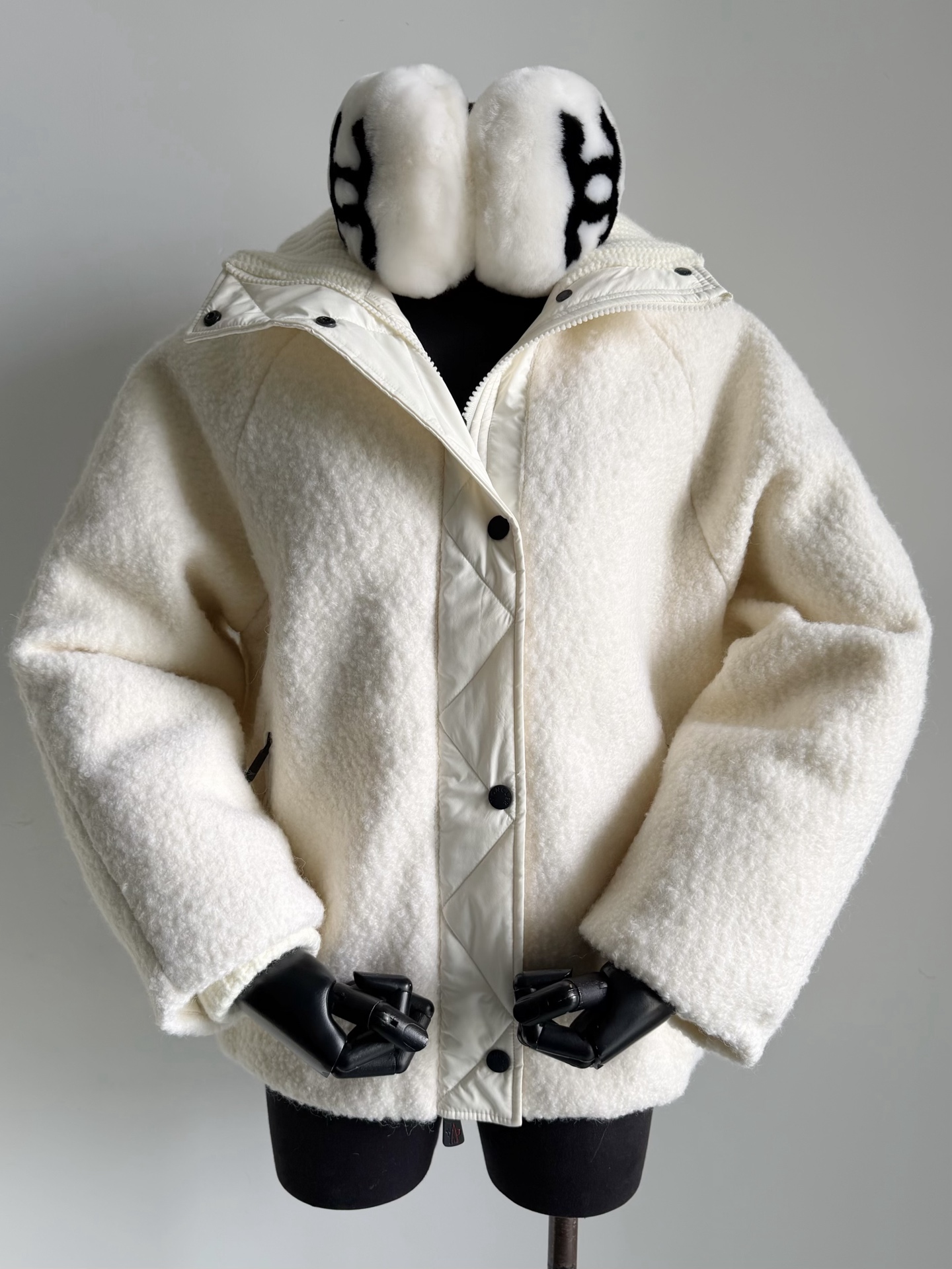 NO:658923,Comes with dust bag Moncle·25 Autumn and Winter Ski Series Ayles lambswool down jacket Just by the name, you will know how warm it is!! The same style as Lin Yun's personal clothes, fashionable and easy to wear. The outer layer is soft wool fabric and has an excellent feel. The inner layer is filled with high-quality down and white goose down. The stand-up collar design is windproof and provides full warmth. Diamond quilting on the front + black buttons. Elastic cuffs on the cuffs and hem. It is naturally more difficult to make than ordinary down jackets.  Those who know how to afford high-end goods will buy it. It is suitable for commuting or outdoor use in autumn and winter.,,down jacket,alexander wang19860909配防尘袋Moncle·25秋冬滑雪系列 Ayles羊羔毛羽绒服 听这个名字就知道有多保暖了 !! 林允私服同款,时髦又好穿 外层柔软羊毛面料,手感极佳 内里高品质羽绒白鹅绒填充 立领设计防风,保暖度直接拉满 前襟菱形绗缝+黑色纽扣 袖口和下摆弹性收口 制作难度比普通的羽绒服自然高 懂得起高货的来收 秋冬通勤或户外都很适合.,,down jacket,alexander wang,Women's clothing