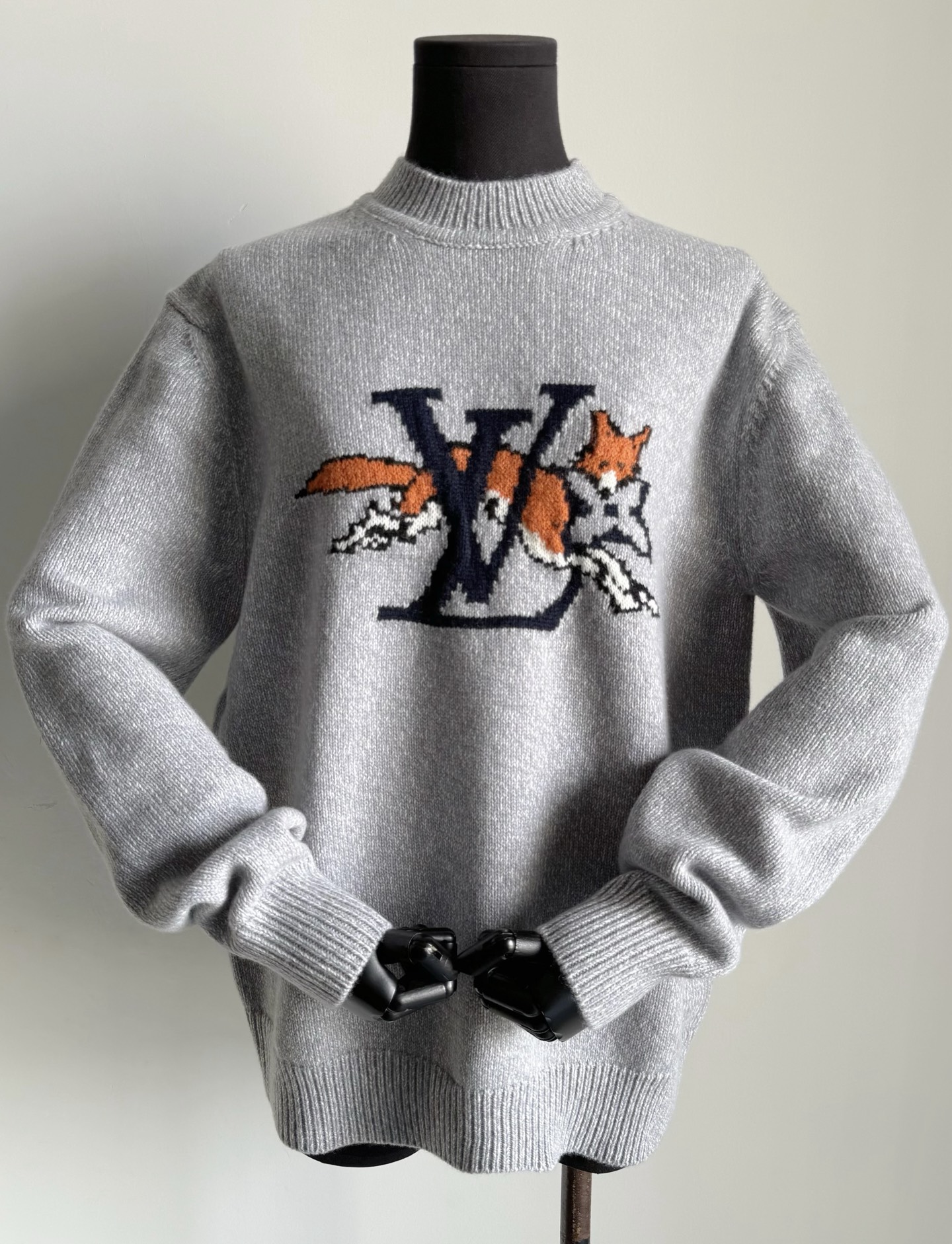 NO:665402,A must-have and treasured sweater for both men and women. It is known to be a popular series in the cabinet. It can be worn as a layer inside now or worn alone in the spring. It is fashionable and classy, ​​and can easily be paid back by sharing it with family members. Customized high-cost wool + cashmere wool. Tightly woven and loose. It is elastic and soft and skin-friendly. Adhere to imported machines to accurately restore the fox logo. The small leather label with exclusive molding on the back can easily distinguish the different versions on the market. Sweaters,  19860909且买且珍惜的男女同款毛衣 众所周知“”柜子超火的系列 当下可以内搭,开春直接单穿 时髦又有腔调,和家属共享轻松回本 定制高成本羊毛+羊绒毛料 紧密织造松散有度 富有弹力的同时柔软亲肤. 坚持进口机器精确还原狐狸logo 后副独家开模的小皮标 也是轻松吊打市面参差不齐版本的,,sweaters, ,Women's clothing