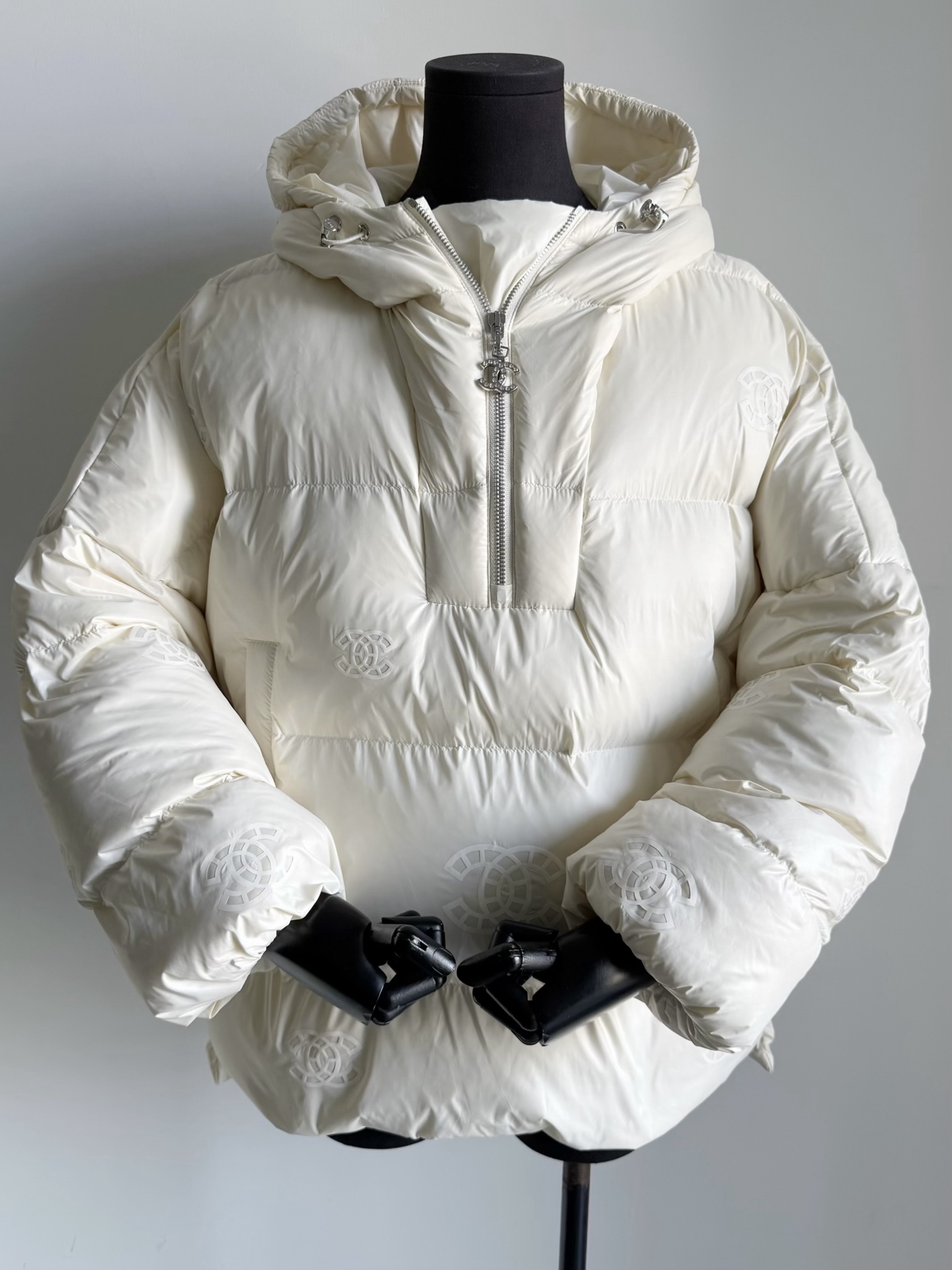 NO:665389,Comes with a dust bag. Made of rice apricot white. Actual photos of details. You can see the full three-dimensional effect through the screen. The filling amount is solid. Just wear a light base layer inside~~ This color scheme is more gentle and cute. Every small detail is in place,, 19860909配防尘袋米杏白·细节实拍图 隔着屏幕都看得到饱满立体感 填充量实打实 内搭一件轻薄打底就可~~ 这个配色更加温柔乖巧 每一处小细节都到位,, ,Women's clothing