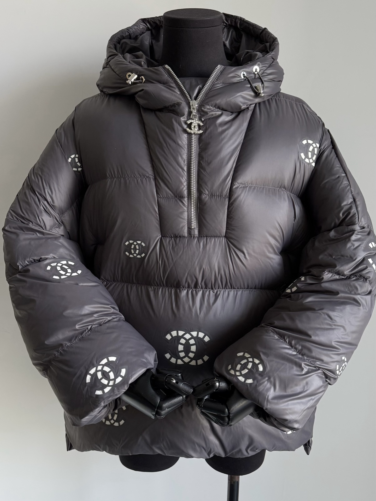 NO:665385,Equipped with a dust bag after wearing all kinds of k·bbr down jackets. Chane's classic double C hollow design is eye-catching~ Ski series hooded bread jacket. Three-dimensional fluffy and warm, weightless and more comfortable. The whole person will be surrounded by warmth all day long. Filled with 90 white goose feathers and 10 white duck down. The details are exquisite and no smell. You can close your eyes. The hollow double C is made by imported machines. Every small logo makes people love it!! No more, no less elements embellishment  The upper body has its own identity mark and is not easy to match. A good aesthetic down jacket is here,,chanel,down jacket,hats, 19860909配防尘袋穿腻了各种蒙k·bbr羽绒服 chane经典双C镂空设计让人眼前一亮~ 滑雪系列连帽面包服 立体蓬松保暖,无自重更自在 一整天下来整个人都温暖包围. 填充90白鹅毛10白鸭绒 细节处理细腻无异味可闭眼入 进口机器制作镂空双C 每一个小logo都让人爱不释手 !! 不多不少的元素点缀 上身自带身份标识 不易撞衫的好审美羽绒服来也,,chanel,down jacket,hats, ,Women's clothing
