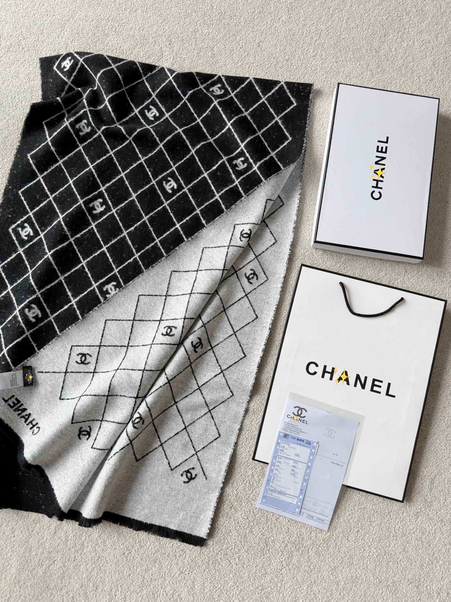 NO:665379,Attracted by the appearance and impressed by the texture, the customers who bought this beautiful Chane shawl/scarf are really lucky!! I estimated that this batch of goods would be available years ago. Look for our real photos to truly restore the essence. Custom-woven and dyed ultra-thick sheep wool. Double-sided weaving, a completely different combination of techniques. The front and back of the entire plaid are aligned with each other, including dots of jacquard essence. It feels great to the touch and refuses to be cheap or tacky.  It can be used as a shawl or a scarf, or it can be thrown directly on your luxury car or flat. It is a very high-end accessory.,,chanel,shawls, 19860909被颜值所吸引,被质感折服 chane这一条绝美披肩/围巾 入手的顾客真的有福了 !! 我预估年前就这一批好货了 认准我们实拍,真正还原精髓之处 定织定染超厚实绵羊毛毛料 双面织造,完全不同的工艺结合 整件格纹正反都定位对格 包括星星点点的提花小精髓 触摸手感极佳,拒绝廉价和扎肉 可以当做披肩,也可以当围巾 或者直接扔在自己豪车或是大平层 都非常有档次的一件配饰.,,chanel,shawls, ,Women's clothing