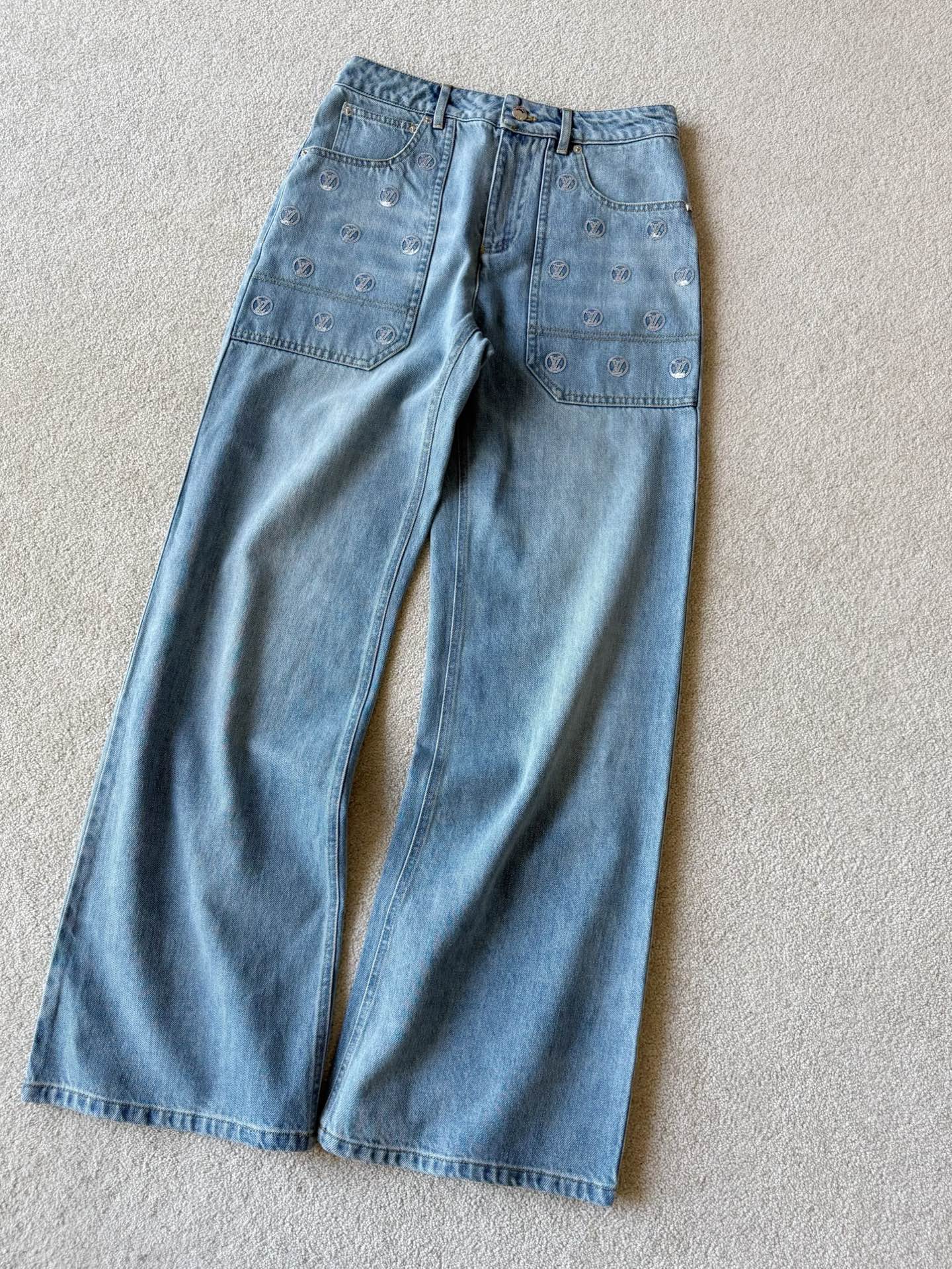 NO:665874,A pair of jeans that have been sketched in countless ways. Everyone who has bought them knows the quality of my donkey. Regular customers are waiting for us to release this pair. Others really don’t like it~~ SS26SKI ski sequin embroidered straight pants. A classic and good fit that everyone loves. Straight to wide legs, mid-high waist. High weight denim cotton is durable and does not deform. 1v1 customized sequin embroidery logo is in place in every position, including Houfu’s iconic details.  These are not the quality that small factories can achieve.,,louis vuitton,jeans, 19860909被无数种草图安利的一条牛仔裤 我家驴的品质,买过的都懂 老顾客都在等我们出这一条 别家实在是看不上眼~~ SS26SKI滑雪亮片刺绣直筒裤 人穿人爱的经典好版型 直筒偏阔腿,中高腰 高克重牛仔棉经久耐穿不变形 1v1定制亮片刺绣logo每一个位置到位 包括后福的标志性细节 都不是小厂能做到的品质.,,louis vuitton,jeans, ,Women's clothing