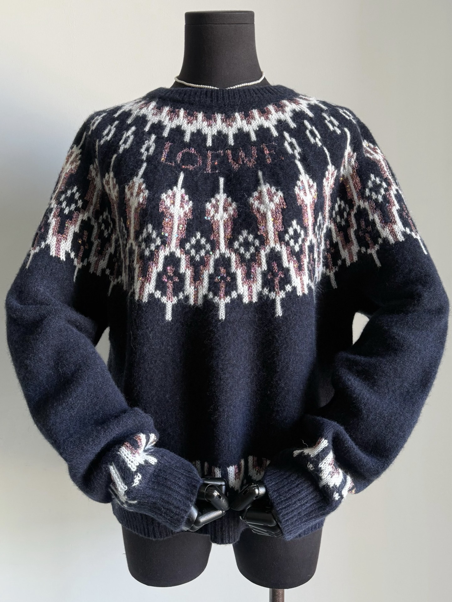 NO:665867,Next is the winter solstice, Christmas Eve, and Christmas. I can't wait for the Spring Festival. I have already put it on sale first. I fell in love with the Loew Fair Isle sweater at first sight. It feels soft and thick in my hands. I am really obsessed with it!! Custom-woven and dyed wool + nylon wool. Special treatment to restore the tight and delicate texture. Infrared positioning of the whole piece. Accurately restore the sequined Fair Isle pattern. Tightly ribbed knitted round neck design.  Durable, not easy to deform,,loewe,sweaters, 19860909接下来就是冬至,平安夜,圣诞节 等不到春节我已经率先发售 一眼爱上的loew费尔岛系列毛衣 到手软糯厚实的手感 真的一发不可收拾地迷上 !! 定织定染羊毛+锦纶毛料 经过特殊处理还原紧实又细腻的质感 整件红外线定位 精准还原亮片费尔岛图案 紧密罗纹针织收口圆领设计 经久耐穿,不易变形,,loewe,sweaters, ,Women's clothing