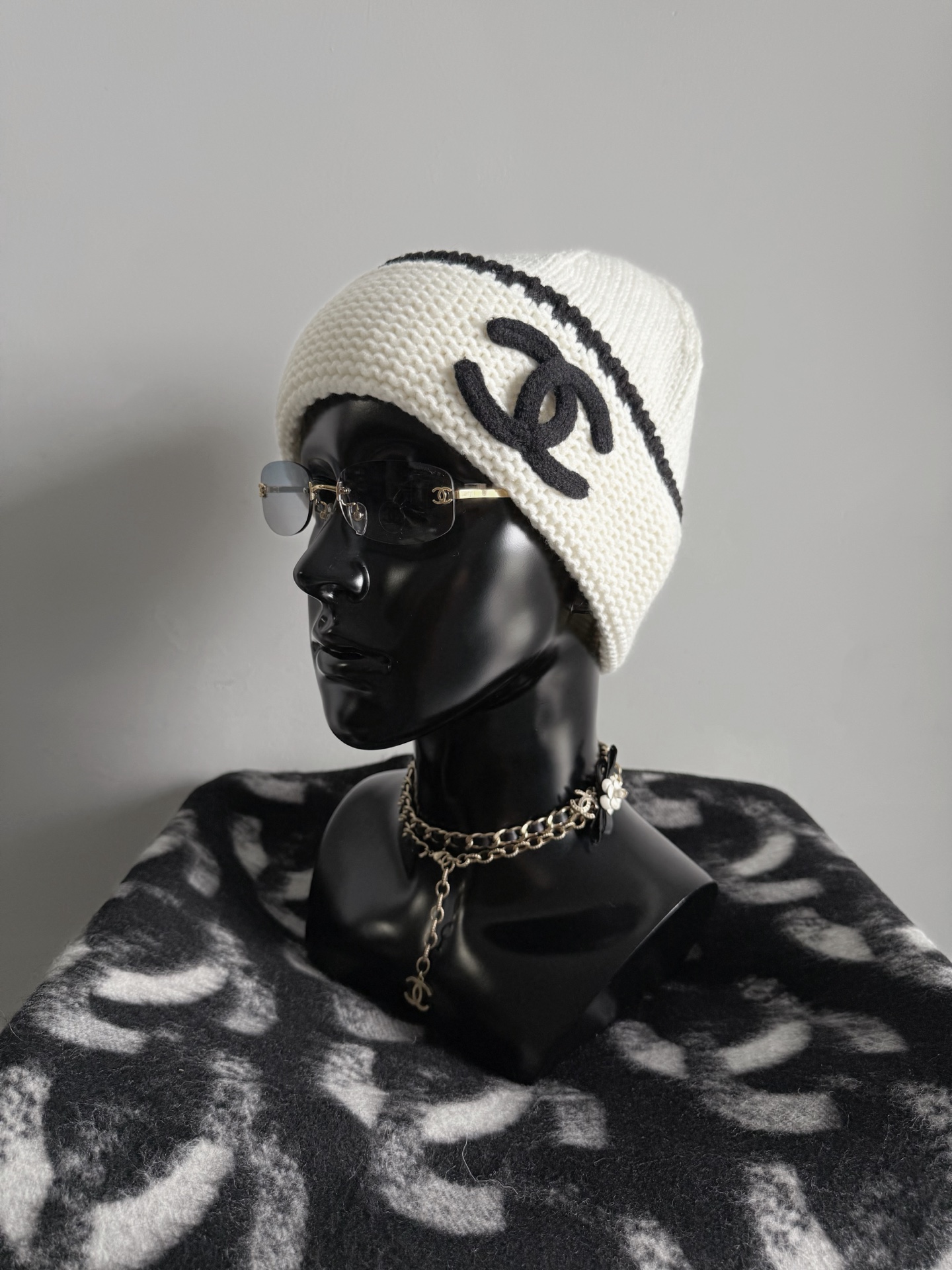 NO:665857,Already sold 1,000+ pieces based on a matching picture. Your taste is really sharp!! A classic cold hat that can be worn endlessly. Custom-woven and dyed cashmere wool. Thick knitting with rich layers. The closing and jacquard details are very delicate. I never tire of it, and I am not picky about the matching. The elastic weaving method has no limit on head circumference. No matter whether you have a big head, a small head, a flat head, etc., wearing it can beautify your head shape, and it will look great in photos, hats, alexander  wang19860909靠一张搭配图已经销售出1000+ 你们的眼光真的毒辣 !! 无限循环佩戴的一顶经典冷帽 定织定染羊绒羊毛毛料 富有层次感的粗针针织 收口以及提花细节都很细腻 百看不厌,对搭配也是完全不挑 富有弹力的织法对头围不设限 不论大头小头/扁头等 戴上都能美化头型,拍照嘎嘎出片,,hats, ,Women's clothing