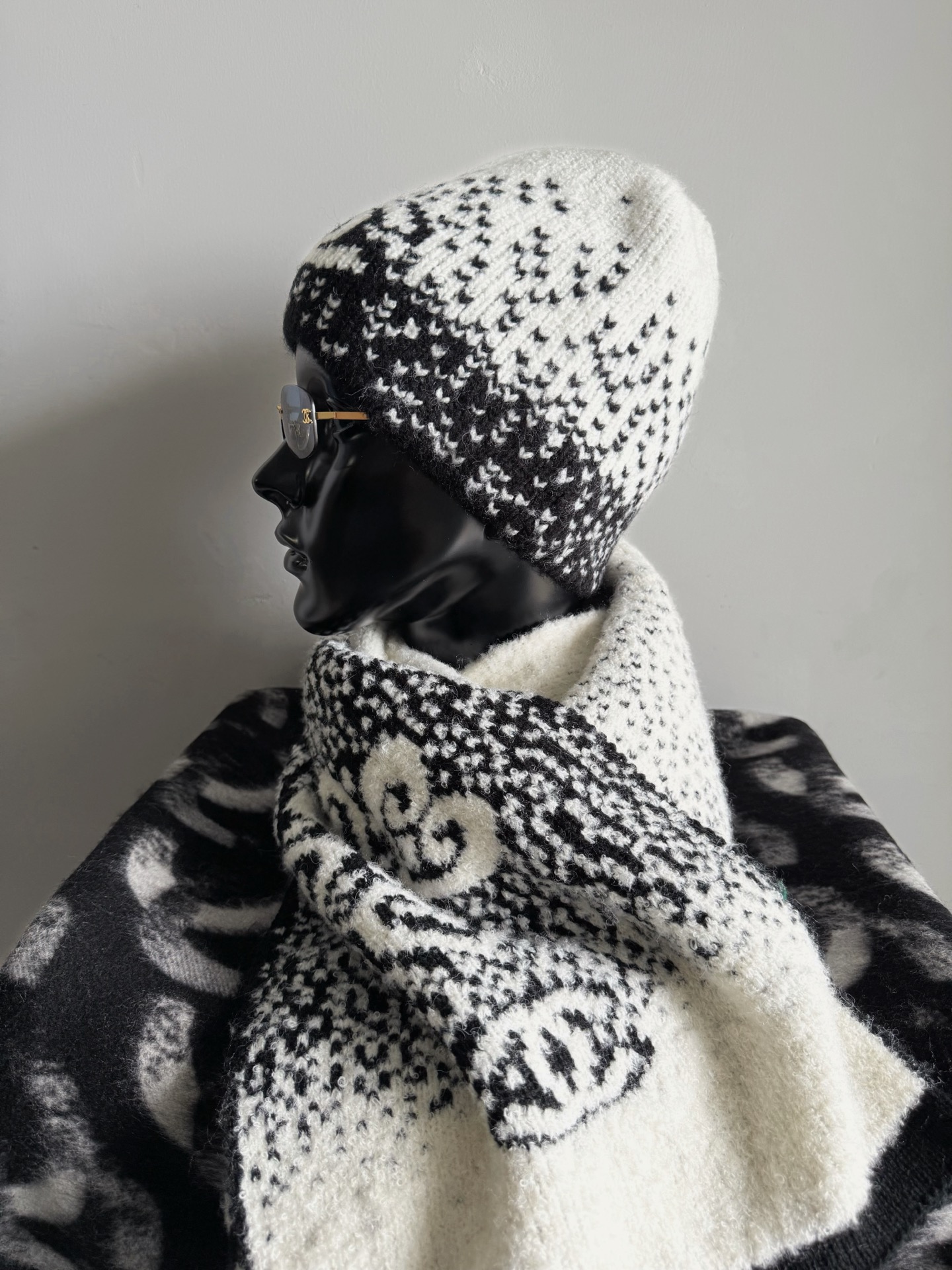 NO:666305,Matching snowflake cold hat·Real photos of details. The shape of the hat is really worn by people. No matter whether it is a big head, a small head, a flat head, or a flat head, this arc-shaped elastic cold hat will wrap the head and tail just right,,hats, 19860909配套雪花冷帽·细节实拍图 帽型真的人戴人夸 不论大头小头扁头平头 这种圆弧形的弹力冷帽 都会把头尾包裹得刚刚好,,hats, ,Women's clothing