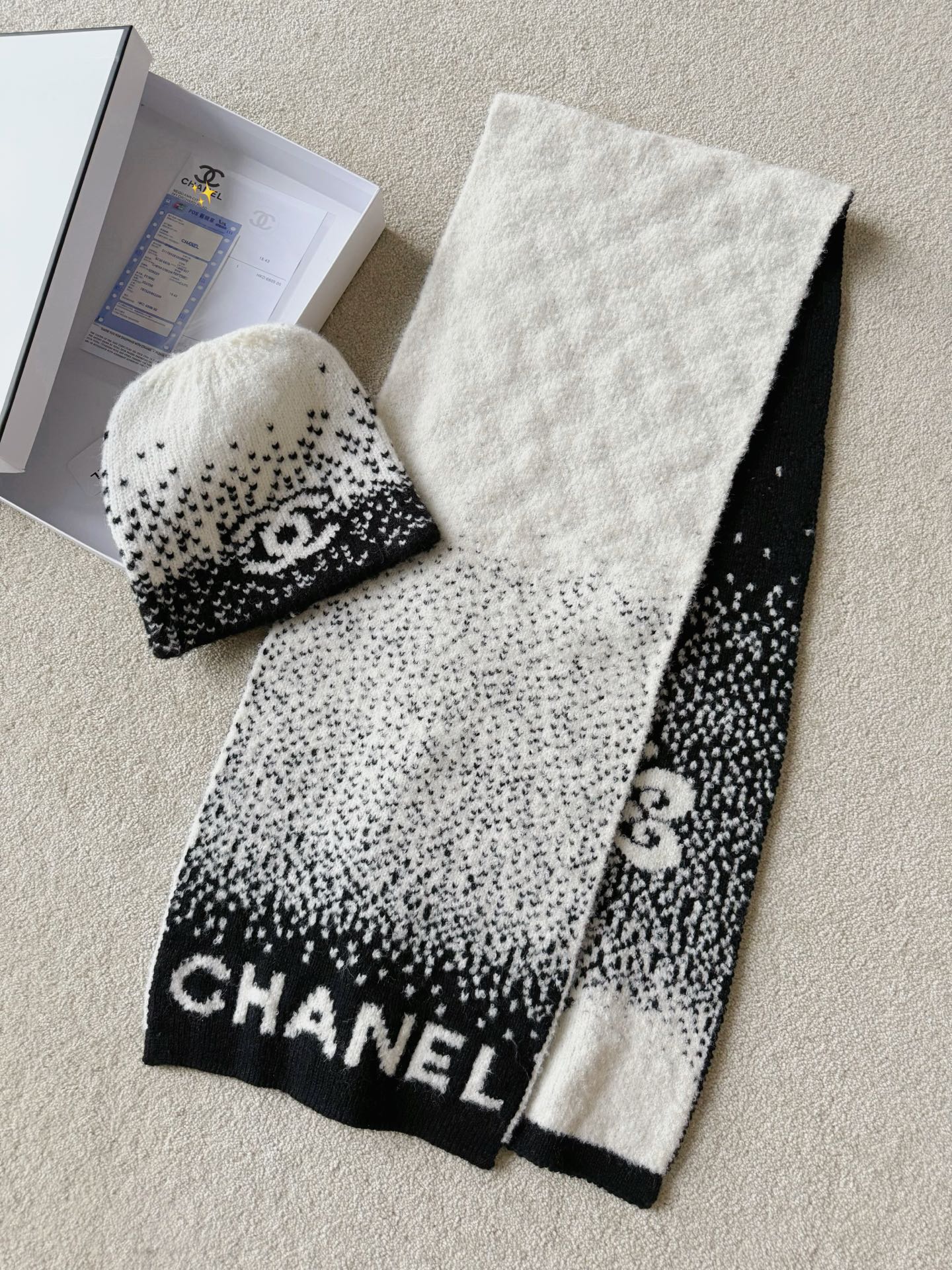 NO:666304,The ski series accessories that have been urged by countless old customers are not made by us, and they dare not buy them. The sales volume of each year's accessories speaks for itself. A set of cold hats + scarves with unbeatable price/performance ratio!! Double-sided weaving of cashmere + wool, finely restores the snowflake effect. The jacquard of each stitch is very fine, especially to meet the double-sided delicacy, which requires high machine requirements. The elastic one-size-fits-all cold hat does not matter the head circumference. The matching snowflake letter long scarf is a set to save trouble.  To meet your different dressing needs, hats,  19860909被无数老顾客催更的滑雪系列配饰 都说不是我家出品,都不敢入 每一年的配饰,销量自己会说话 性价比无敌的一套冷帽+围巾 !! 羊绒+羊毛毛料双面织造 精细还原雪花效果 每一针的提花都很精细 特别是满足双面细腻,对机器要求高 弹力均码冷帽不挑头围 配套的雪花字母长条围巾 为了省事儿就一套出了 满足你们不同穿搭需求,,hats, ,Women's clothing