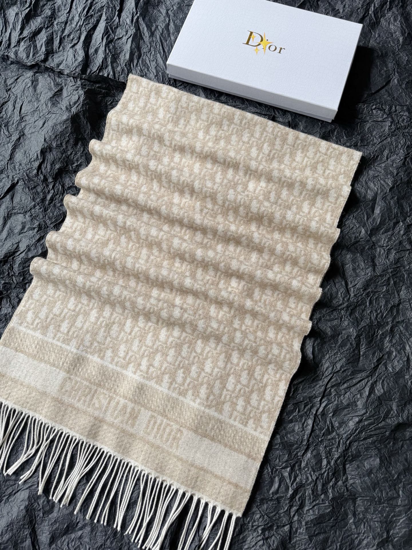 NO:666775,The final heavyweight jacquard cashmere scarf/shawl at the end of the year. This size is really the most suitable for Asian figures. It has been praised on many occasions recently. It is an accessory with excellent aesthetics!! Look for the high-quality cashmere made in my home in Inner Mongolia Plateau. You can see the delicacy of the fabric. You can see the stitching texture with a magnifying glass. It feels soft and soft against the skin, and is extremely delicate. The essence of this one is to hide the gold thread, which makes the color saturation so restored.,,shawls, 19860909年底压轴的重磅提花羊绒围巾/披肩 这个size真的最适合亚洲人身材 近期多个场合搭配都被人夸 审美极好的一个配饰 !! 认准我家内蒙古高原优质山羊绒制作 看得到面料的细腻程度 可以用放大镜都看得到针线纹理 戴起来亲肤柔软,细腻到极致 这一款精髓就是隐藏金丝线 才使得配色饱和度如此还原.,,shawls, ,Women's clothing