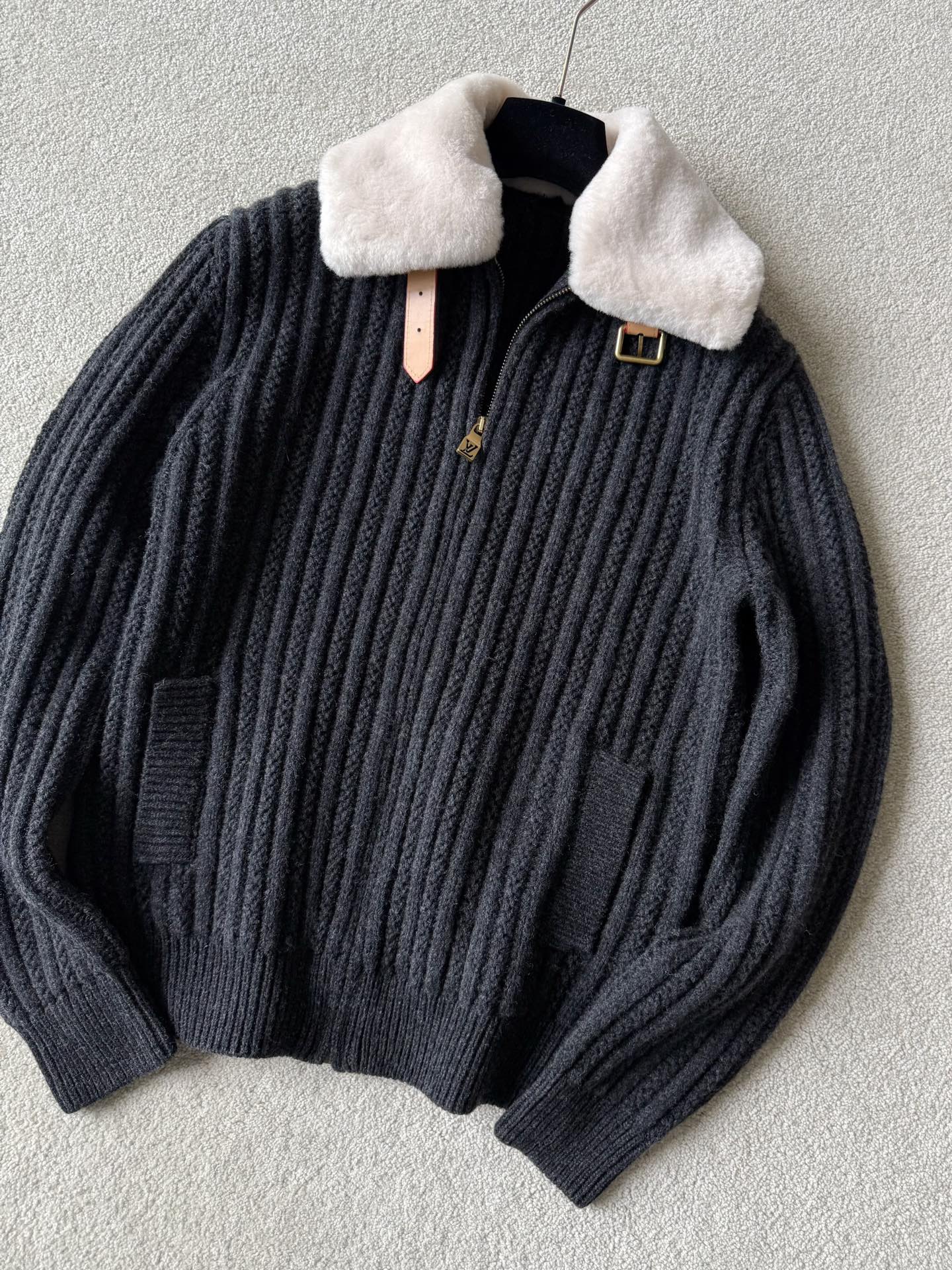 NO:667298,It’s worth keeping for all my regular customers. The heavy-duty cardigan sweater jacket you earn when you buy it has the keyword at the front, real fur collar, not the messy polyester fiber on the market. The ss26 cabinet VIP is only for men, but girls wear it more stylishly, no need to worry. Custom-woven and dyed sheep wool + cashmere wool. The weave and texture have been adjusted dozens of times. It is thick and feels, tall and stylish, and will not collapse. I have customized a variety of bronze hardware and genuine leather labels.  Including detachable [genuine fur collar], withstands the comparison of the whole network, top quality, jackets & coats, sweaters,  19860909值得我家所有老顾客自留 买到就是赚到的重工开衫毛衣外套 关键字打在最前面,真正皮草毛领 不是市面乱七八糟的聚酯纤维. ss26柜子vip限定男款 但是女生穿更带感,无需担心 定织定染绵羊毛+羊绒毛料 对版调整数十次得织法和纹路 厚实有手感,挺拔有型不会软塌 我家定制多种古铜五金,真皮皮标 包括可拆卸的【真皮草领子】 经得起全网对比顶级品质,,jackets & coats,sweaters, ,Women's clothing