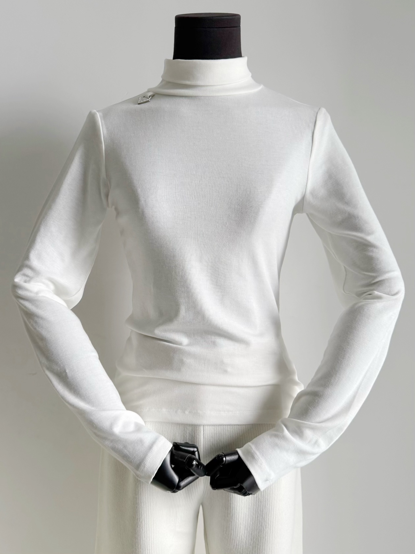 NO:667643,Autumn and winter 'life extension' base layer · Just needed to cool down. I want to keep warm and comfortable, but also have good looks. This one perfectly meets my requirements!! Compared with the previous base layers, the half-high collar design is unique. The material of 20 wool lyocell is skin-friendly and delicate, with great elasticity and warmth. Customized new small version of the mini triangle logo to highlight the iconic elements while adding high craftsmanship. The collar has no sense of restraint and can be safely closed.  It goes perfectly with down jackets/coats,,jackets & coats,down jacket, 19860909秋冬“续命”打底衫·降温刚需 想要保暖舒适,又要高颜值 这一款完美契合我的要求 !! 对比以往的打底 半高领的设计又别出心裁 20羊毛莱赛尔的用料 亲肤细腻,弹力极大还兼顾保暖 定制新的小版mini三角标 彰显标志性元素的同时更加高工艺 领子无束缚感可放心收 内搭与羽绒服/外套里完美无缺,,jackets & coats,down jacket, ,Women's clothing