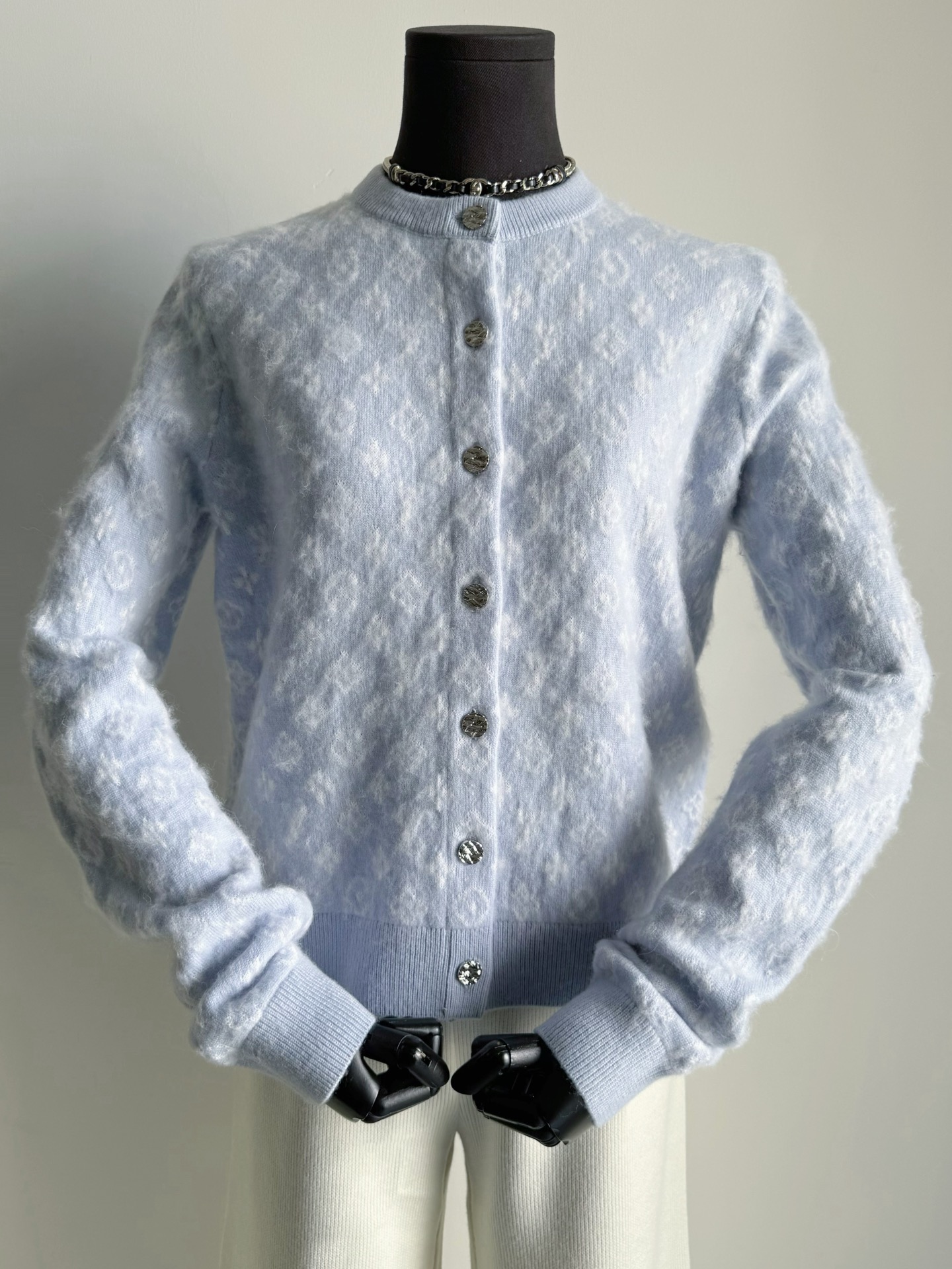 NO:667641,Updated simultaneously with the cabinet·New color of haze blue. Look for my family's purchasing and development capabilities. Be the first to buy the cardigan that I wore with the chief VIP~ Look for my family's high-cost sheep wool + alpaca wool + cashmere wool. After fine processing, it is soft and skin-friendly, and more elastic than ramen noodles. It is time-consuming and labor-intensive, and the entire process requires manual auxiliary operations. The front and rear are positioned against each other. Small details such as hardware have always been standard in my home,  19860909和柜子同步更新·雾霾蓝新色 认准我家买版和开发的实力 率先入手,和首席vip一起穿上的开衫~ 认准我家高成本绵羊毛+羊驼毛+羊绒毛料 经过精细的处理,软糯亲肤,富有弹力 且比拉面一层拉毛处理 耗时耗力,全程人工都需要辅助操作 前后都定位对花 五金这类小细节一直都是我家标配,, ,Women's clothing