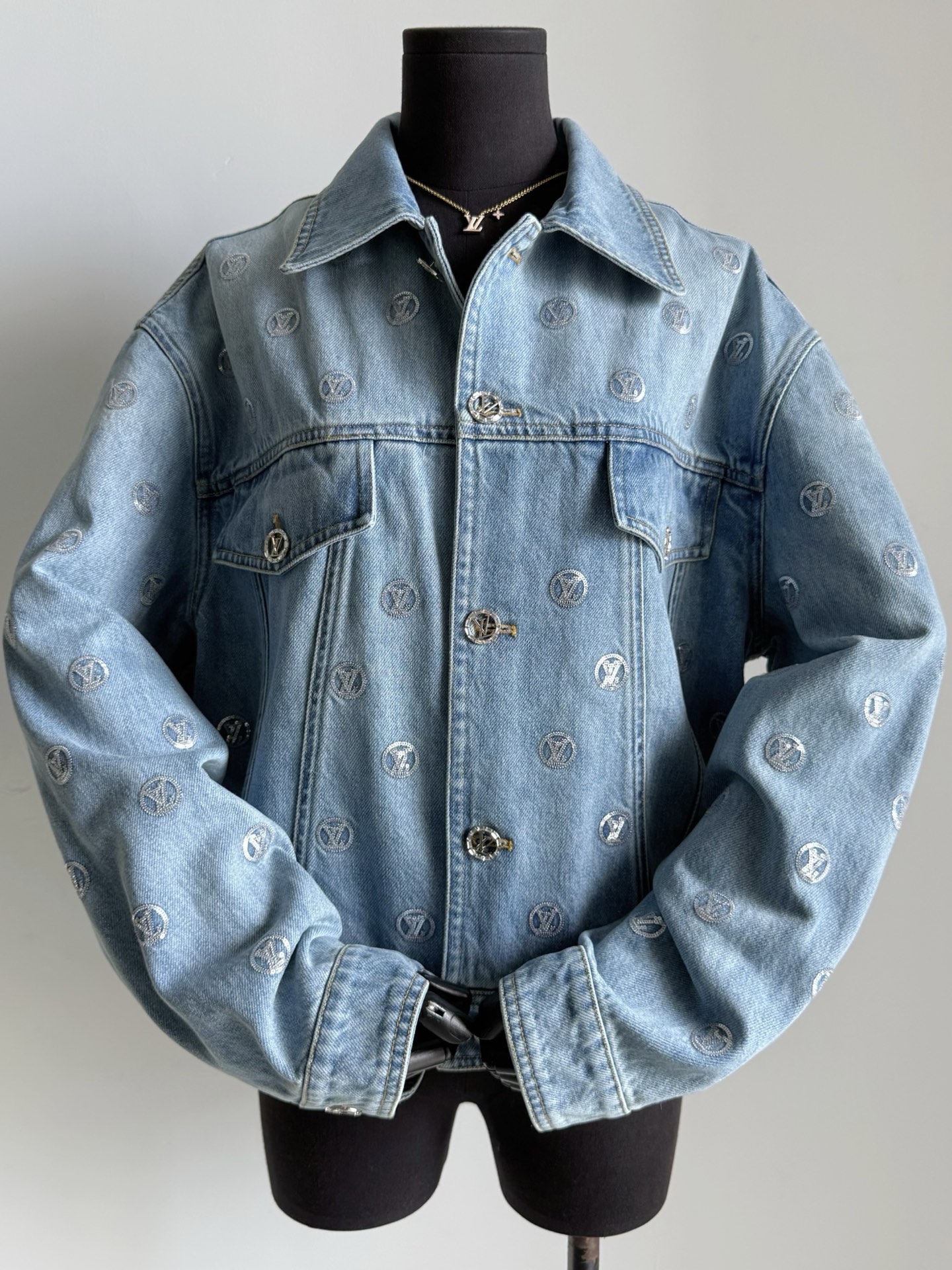 NO:667637,The full range of 1V ski series denim is available for purchase at yb. Denim jackets, skirts and denim trousers are all available. Look for our products and buy the best in one step!! Customized high-weight denim cotton, washable and durable without deformation. 1v1 customized sequined embroidered logo is overweight. Every position is accurately restored. Such fine workmanship is not touched by ordinary small factories. Classic lapel + two pocket design. The dropped shoulder version is loose and has no restrictions. I have bought it from my 1v and will never look down on other stores.  Top quality, pay attention to the details of my yb development, skirts, jackets & coats,  198609091V滑雪系列牛仔全系列yb买入 牛仔外套·半裙·牛仔长裤都出齐 认准我家出品,一步到位买到最好 !! 定制高克重牛仔棉,耐洗耐穿不变形 1v1定制亮片刺绣logo超重每一个位置精确还原. 如此精细的做工一般的小厂都不碰 经典的翻领+两口袋设计 落肩版型宽松不设限 买过我家1v别家再也看不上眼 顶级品质,认准我家yb开发细节,,skirts,jackets & coats, ,Women's clothing