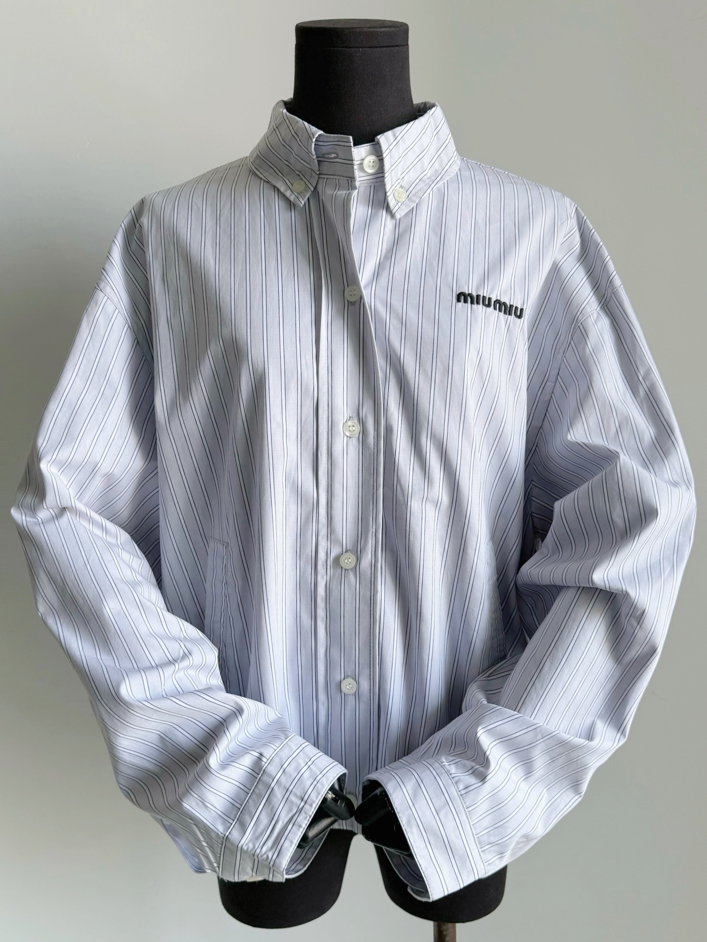 NO:667628,I couldn't help but want to share my early spring mood. I bought a set of miu from yb at the first time. Classic college style vertical stripes. Pure cotton material is skin-friendly and delicate, and becomes softer as time goes by. The button-down cardigan shirt jacket has more classy details than before. It's no problem to wear it as a small jacket ~~ We also have the same series of mid-length skirts. It can be used as a commuting or daily set, and can be used as you like. It satisfies lazy people who don't want to use their brains. Miumiu, skirts, jackets & coats, shirts, alexander  wang19860909按耐不住想要分享早春的心情 第一时间就买到yb的一套miu 经典学院风竖条纹 纯棉用料亲肤细腻,越穿越软 开扣式开衫衬衫外套 比以往的细节更加有档次 当个小外套也完全没问题 ~~ 同系列中长半裙我们也出 可通勤可日常的一套,随意驾驭 满足不想动脑的懒人们,,miumiu,skirts,jackets & coats,shirts, ,Women's clothing