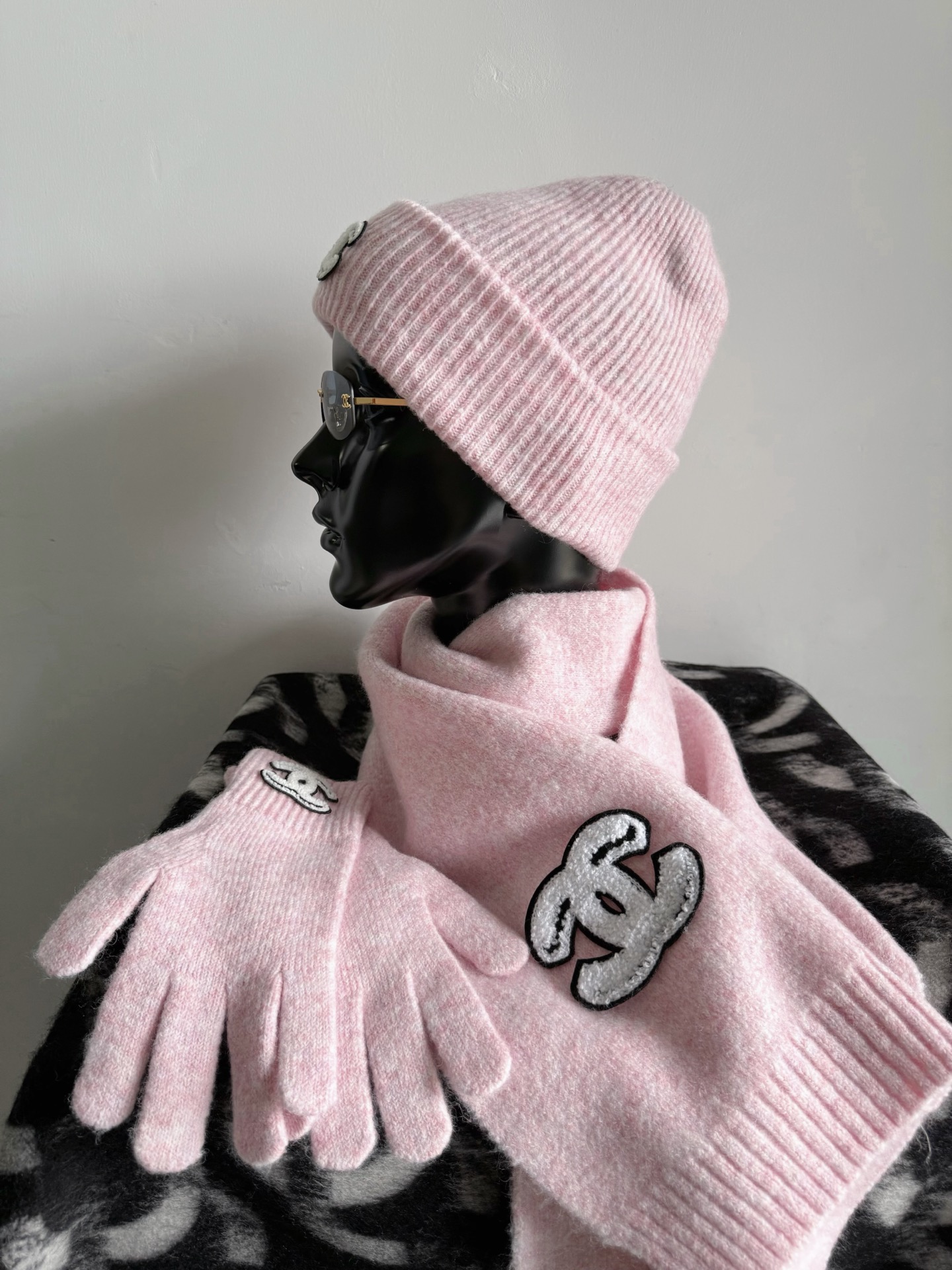 NO:667617,The end of the year is a three-piece set with excellent value for money and rebate price. Listen to me and get it while it is in stock. Either the price will increase or it will be out of stock next month!! Knitted scarf + knitted cold hat + knitted gloves. Such a considerate autumn and winter three-piece set for you. Made of high-end wool + cashmere wool, fine weave and soft wash, you can see the texture and layering through the screen. The cold hat is elastic and has no limit on the head and tail. Double-C gloves have high elasticity and will not freeze your hands.  The long scarf is skin-friendly and has a drapey feel. Whether you keep it for yourself or give it away, it is a perfect accessory, gloves, hats,  19860909年底超值性价比·回馈价三件套 听我说趁现货赶紧收 下个月不是涨价就是缺货 !! 针织围巾+针织冷帽+针织手套 如此贴心的秋冬三件套给你们配齐. 高版本羊毛+羊绒毛料织造 精细织法柔软洗水 隔着屏幕都看得到纹理感层次感 冷帽富有弹力,对头尾不设限 双C手套弹力大,不冻手 长条围巾亲肤有垂坠感 无论是自留,还是送人都是满分配饰,,gloves,hats, ,Women's clothing