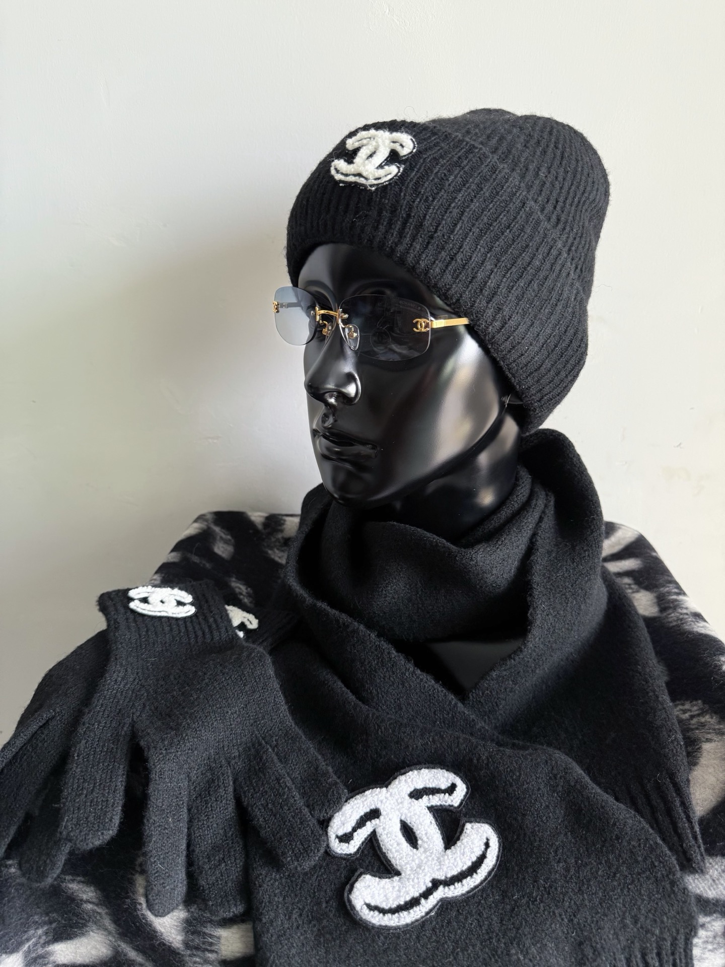 NO:667613,The end of the year is a three-piece set with excellent value for money and rebate price. Listen to me and get it while it is in stock. Either the price will increase or it will be out of stock next month!! Knitted scarf + knitted cold hat + knitted gloves. Such a considerate autumn and winter three-piece set for you. Made of high-end wool + cashmere wool, fine weave and soft wash, you can see the texture and layering through the screen. The cold hat is elastic and has no limit on the head and tail. Double-C gloves have high elasticity and will not freeze your hands.  The long scarf is skin-friendly and has a drapey feel. Whether you keep it for yourself or give it away, it is a perfect accessory, gloves, hats,  19860909年底超值性价比·回馈价三件套 听我说趁现货赶紧收 下个月不是涨价就是缺货 !! 针织围巾+针织冷帽+针织手套 如此贴心的秋冬三件套给你们配齐. 高版本羊毛+羊绒毛料织造 精细织法柔软洗水 隔着屏幕都看得到纹理感层次感 冷帽富有弹力,对头尾不设限 双C手套弹力大,不冻手 长条围巾亲肤有垂坠感 无论是自留,还是送人都是满分配饰,,gloves,hats, ,Women's clothing