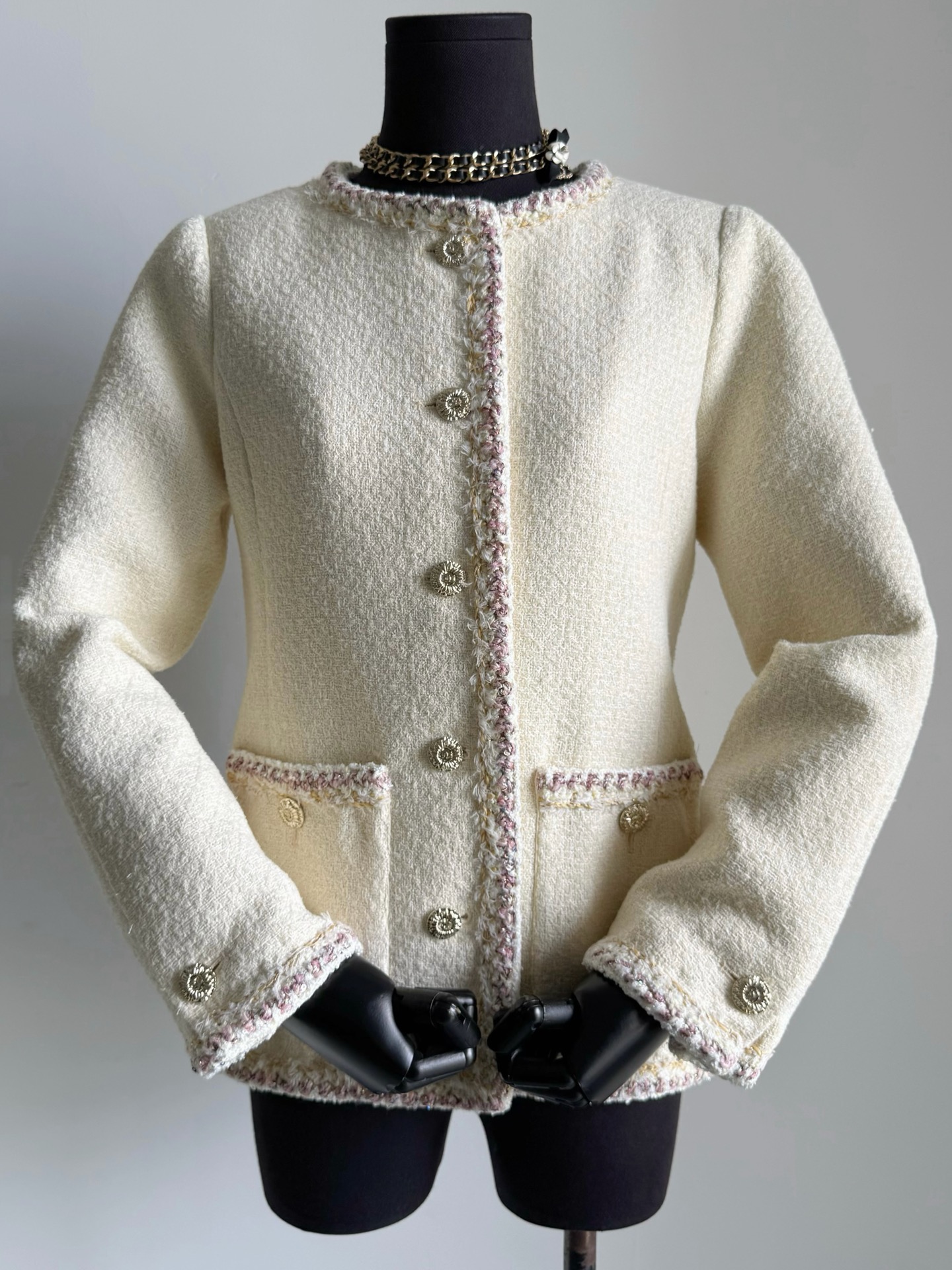 NO:683676,Many Vanity Fairs are in need of high-end coats at the end of the year. Update the 26C resort series. My favorite piece of tweed is elegant, chic and high-end. All the VIPs who buy this coat are full of praise!! Customized cream wool tweed fabric with rich layers and delicate feel. The hand-made webbing is three-dimensional and stylish. The front and rear three-dimensional tailoring is precise, accurately restoring the essence of the original model. You will understand the key to the pattern as soon as you put it on. 18 um silk logo lining  The customized hardware buckle itself is a basic standard. This kind of jacket can be kept in the wardrobe for ten years without going out of style. Jackets & coats, real silk,19860909年底很多名利场需要高级外套 更新26C度假系列·最爱的一件粗花呢 优雅别致又高级上档次 这件外套但凡是入手的vip都赞不绝口 !! 定制奶黄色羊毛粗花呢面料 层次丰富,手感细腻 手工织带包边立体有型 前后立体剪裁精,准还原版型精髓 一上身你们就懂版型的关键 18姆真丝logo内衬 定制五金扣本身就是基础标配. 这种外套可以在衣橱 躺十年都不会过时,,jackets & coats,real silk,,Women's clothing