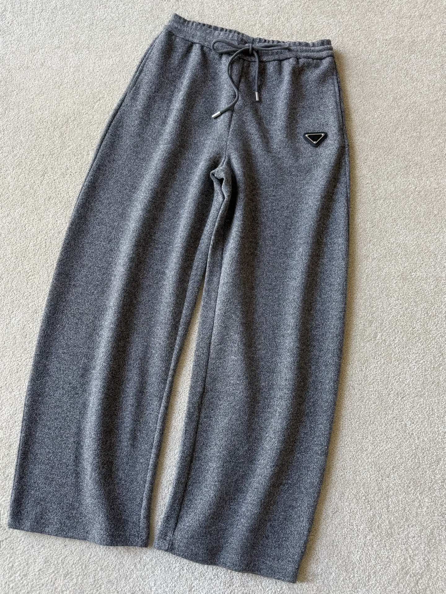 NO:683665,Light gray·detail picture. The lazy floral gray has a good texture. It is thickened, warm and drapey. Personally, I think one piece is enough for autumn and winter in the south~,,19860909浅灰色·细节图 慵懒花灰色质感上乘 加厚保暖垂坠十足 个人觉得南方秋冬一条就够了~,,,Women's clothing