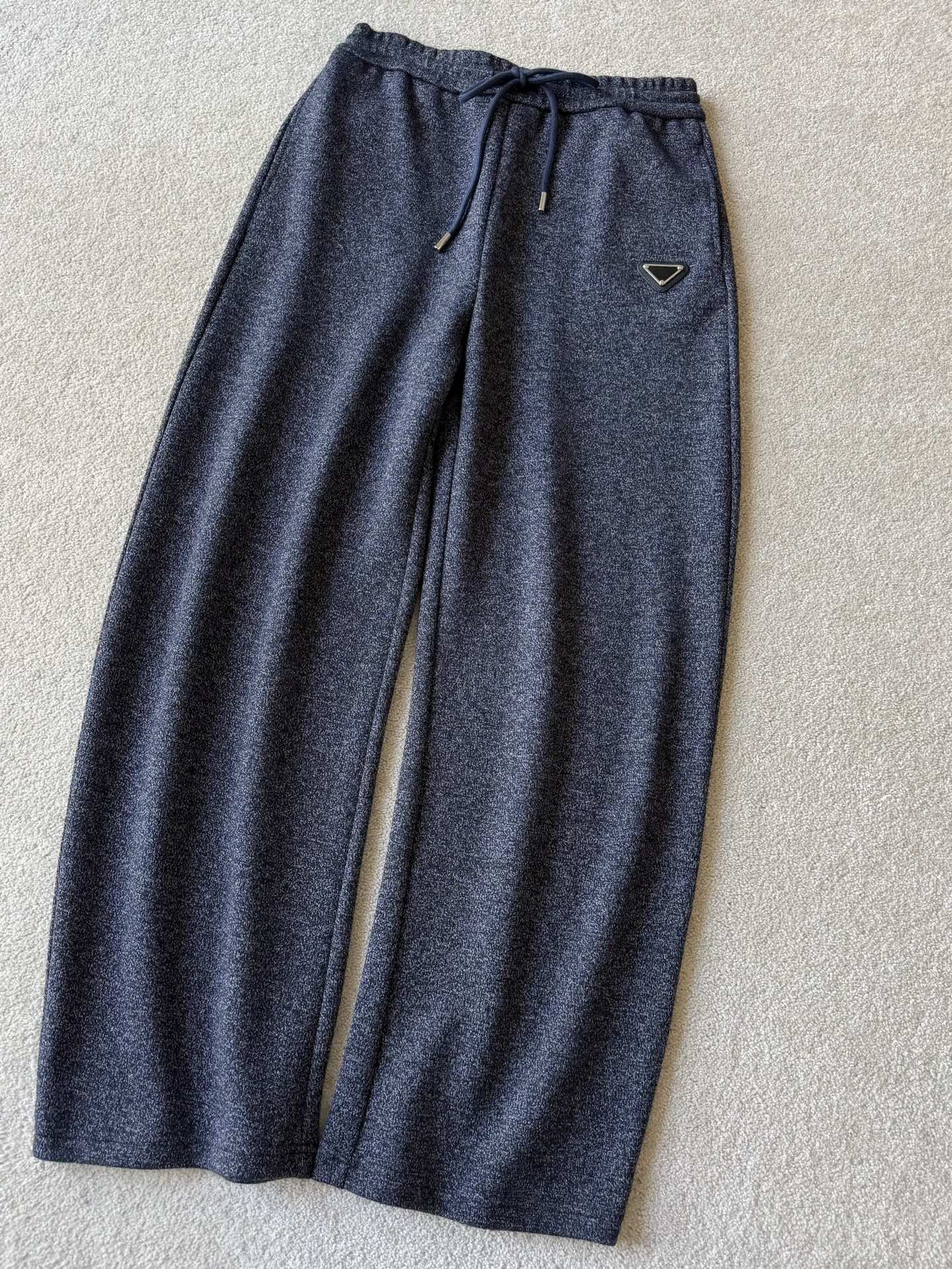 NO:683706,Minimalist autumn and winter trousers, it’s worth buying a pair and stocking up on prad@Triangle Label Autumn and Winter Draped Casual Pants. One pair can be used in autumn and winter, and it’s easy to hide the fat and look slimmer. My famous knitted trousers fabric has a sense of drape and layering. It doesn’t pill, deform, or lose shape, and can be circulated at will. The elastic mid-high waist and wide-leg trousers have a drape that will make you unforgettable the moment you put it on. Choose from two colors: deep navy blue/high-end gray.  The atmosphere of autumn and winter is strong. Only this batch is sold out. Prada,19860909极简主义秋冬神裤,值得买一条囤一条 prad@三角标秋冬垂坠休闲裤 秋冬一条搞定,藏肉显瘦不在话下 我家口碑款针织裤面料 看得到垂坠感和层次感 不起球不变形不走样,随意循环 松紧中高腰,偏阔腿裤型 垂坠感让你一上身就难忘 甄选深藏蓝/高级灰两个颜色 秋冬氛围浓厚仅此一批售完不补,,prada,,Women's clothing