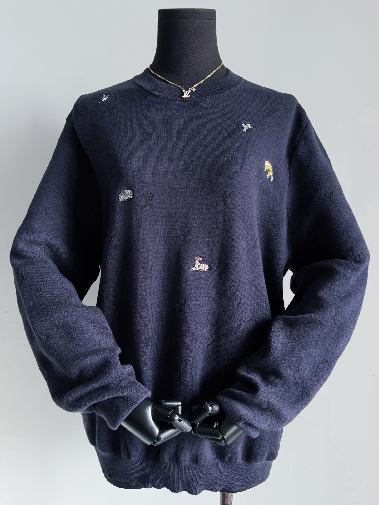 NO:683693,My donkey men's clothing is a profit from buying it. The cabinets are in good condition and the stock is bought by girls. The real thing is very heavy-duty and low-key luxury. It ranks among the top three sweaters in autumn and winter. Custom-woven and dyed cashmere blended sheep wool. Weaved by German STOLL computerized jacquard flat machine. '10 needles' extremely high weaving density and fineness. Double-sided soft and delicate, skin-friendly without piercing the flesh. British-style animal embroidery patches, every detail is in place, including the fineness of the front and rear sewing plates.  Not just any small factory can do it, louis vuitton, sweaters,19860909我家的驴男装,入手就是赚到 柜子很对现货都是被女孩子买走的 实物非常重工又低调奢华 排得上秋冬前三的毛衣. 定织定染羊绒混纺绵羊毛毛料 德国STOLL电脑提花横机织造 “10针”极高的织造密度和精细度 双面柔软细腻亲肤不扎肉 英伦风动物刺绣贴布,每一个到位 包括前后缝盘的精细度 都不是随便一个小厂可以做到的,,louis vuitton,sweaters,,Women's clothing