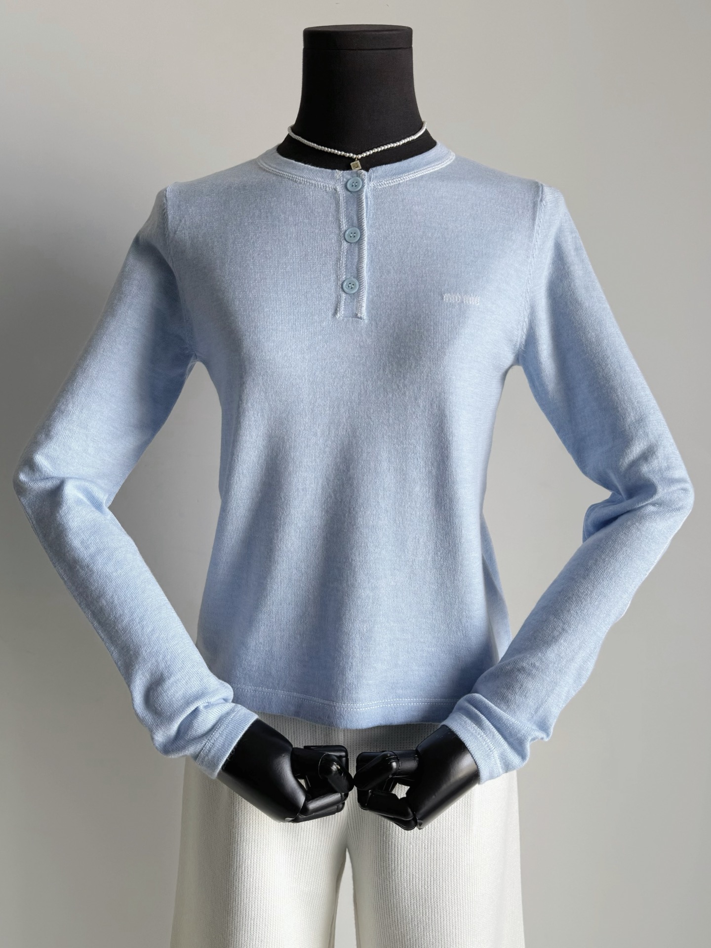 NO:683683,The baby blue color completely touched my heart. Miu is really good at making sweaters ~~ A delicate woolen sweater with a milky texture. The half-open henley style is age-friendly and practical. The shoulder-length sleeves are slightly longer. It is elastic and has no restrictions on the body shape. The whole piece is designed with back stitching details. The wool has been softly washed and finely processed. It is suitable for wearing next to the body and will not get stuck at all. This basic style looks good no matter how you wear it.,miumiu,sweaters,19860909完全戳中我的心坎的婴儿蓝 miu真的太会做毛衣了 ~~ 奶里奶气的一件细腻羊毛衫 半开口亨利衫版型减龄又实用 正肩版型袖子略长 富有弹力对身材不设限. 整件反缝线设计小细节 毛料经过柔软洗水精细处理 适合贴身穿,完全不会扎 这种基础款不论怎么穿都好看,,miumiu,sweaters,,Women's clothing