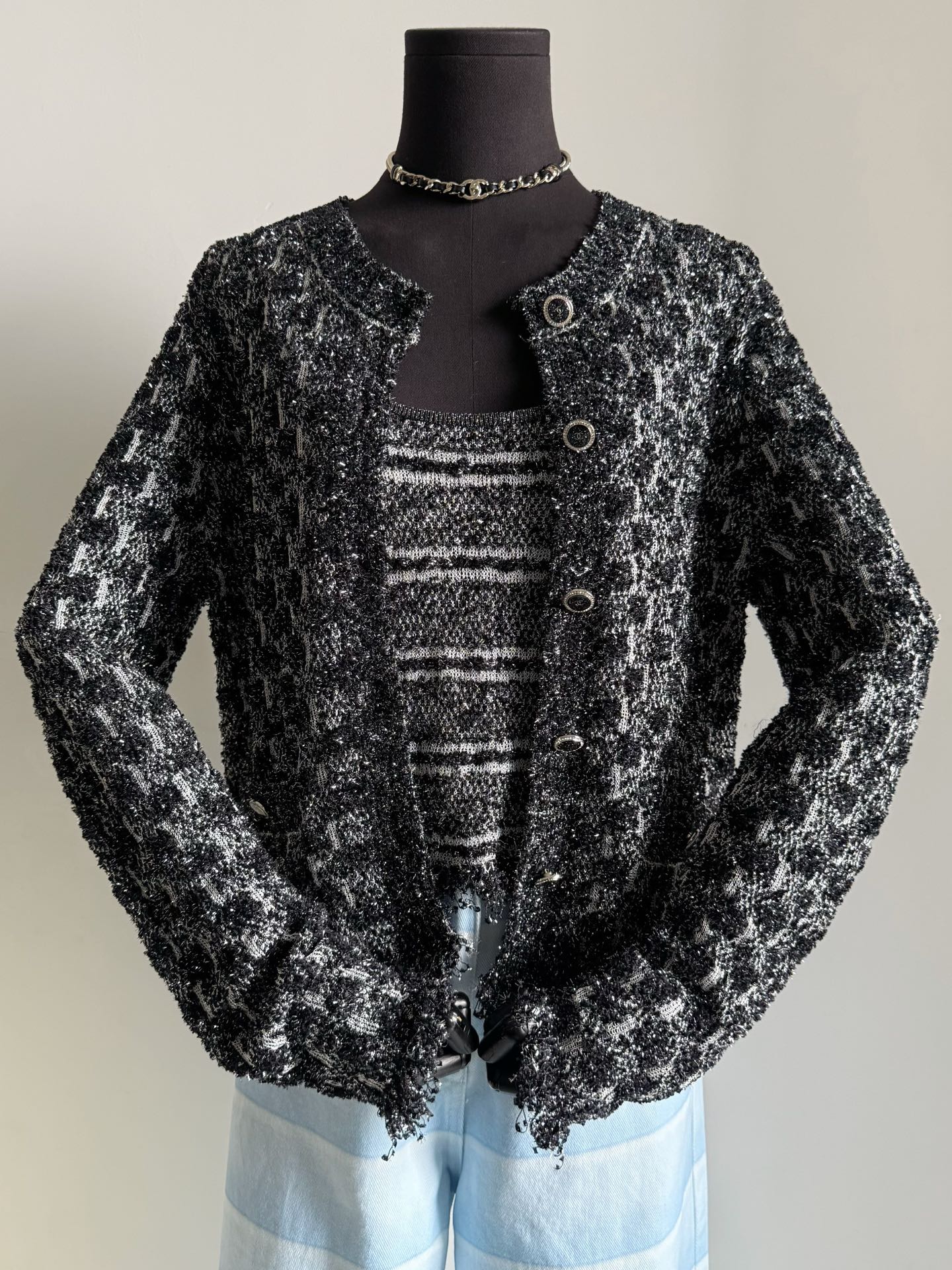 NO:684506,Wear it for fame and fortune at the beginning of the new year. The 26C early spring series is being launched one after another ~~ yb has been silently developing it for a long time. The big products have been put into storage and will be updated before the temperature rises. Custom-woven and dyed various fine sparkling wools. After rich layers of fine processing, it is not only high-grade but also comfortable and delicate. The level of craftsmanship is high and the labor cost is high. The essence of the small details of the hem is restored. The version and upper body effect are consistent. The beautiful cardigan is paired with a camisole.19860909新一年开春的名利场合就穿它 陆续推出的26C早春系列 ~~ yb早就在手默默开发 大货入库已经等不到升温就更新. 定织定染多种细闪闪毛料 经过层次丰富的精细处理 不仅档次拔高也同样舒适细腻 工艺程度复杂高,人工费用也高 下摆拉毛小细节精髓还原 版型和上身效果都一致 绝美开衫搭配吊带背心一起入,,,Women's clothing