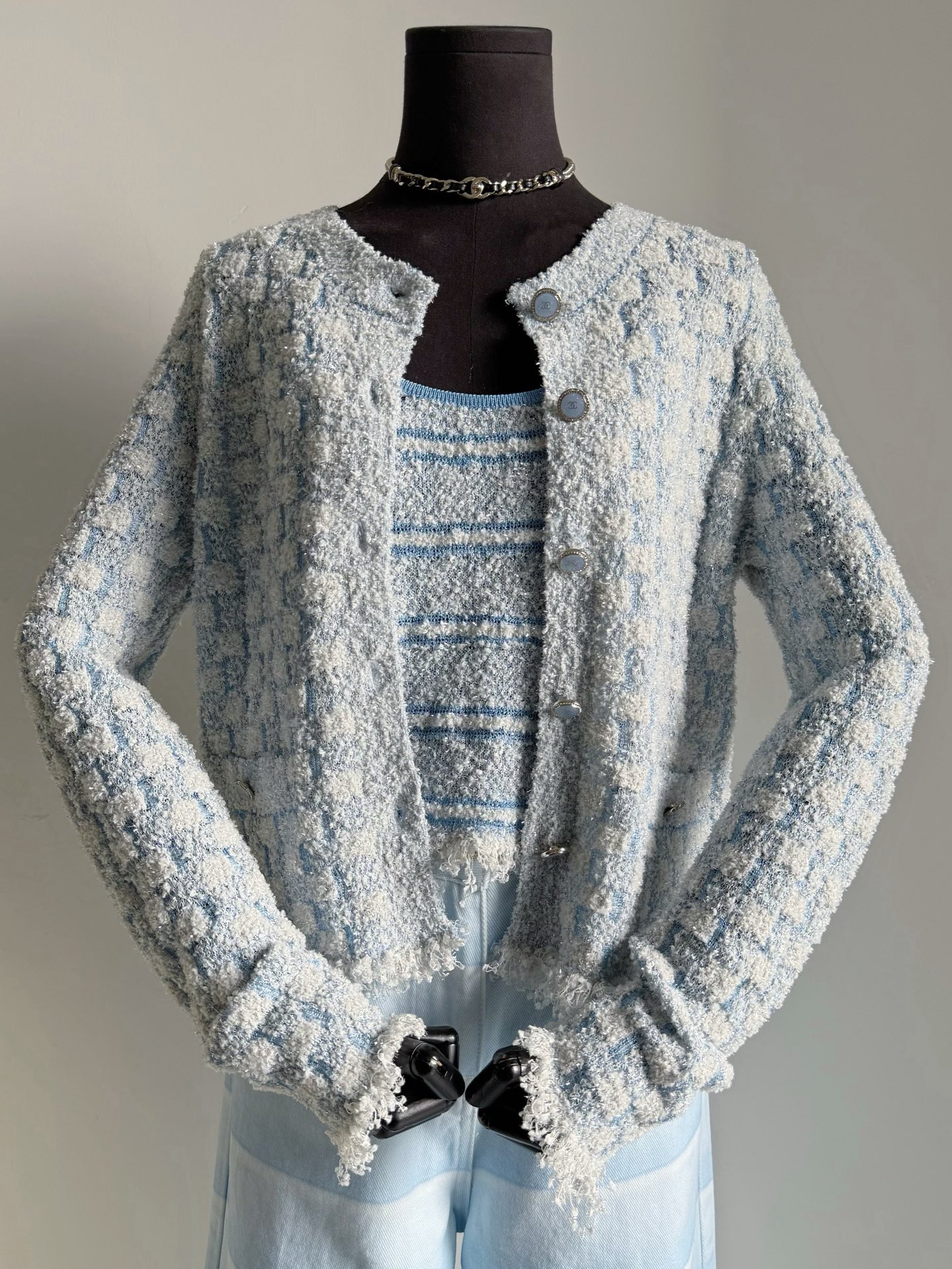 NO:685354,Wear it for fame and fortune at the beginning of the new year. The 26C early spring series is being launched one after another ~~ yb has been silently developing it for a long time. The big products have been put into storage and will be updated before the temperature rises. Custom-woven and dyed various fine sparkling wools. After rich layers of fine processing, it is not only high-grade but also comfortable and delicate. The level of craftsmanship is high and the labor cost is high. The essence of the small details of the hem is restored. The version and upper body effect are consistent. The beautiful cardigan is paired with a camisole.19860909新一年开春的名利场合就穿它 陆续推出的26C早春系列 ~~ yb早就在手默默开发 大货入库已经等不到升温就更新. 定织定染多种细闪闪毛料 经过层次丰富的精细处理 不仅档次拔高也同样舒适细腻 工艺程度复杂高,人工费用也高 下摆拉毛小细节精髓还原 版型和上身效果都一致 绝美开衫搭配吊带背心一起入,,,Women's clothing