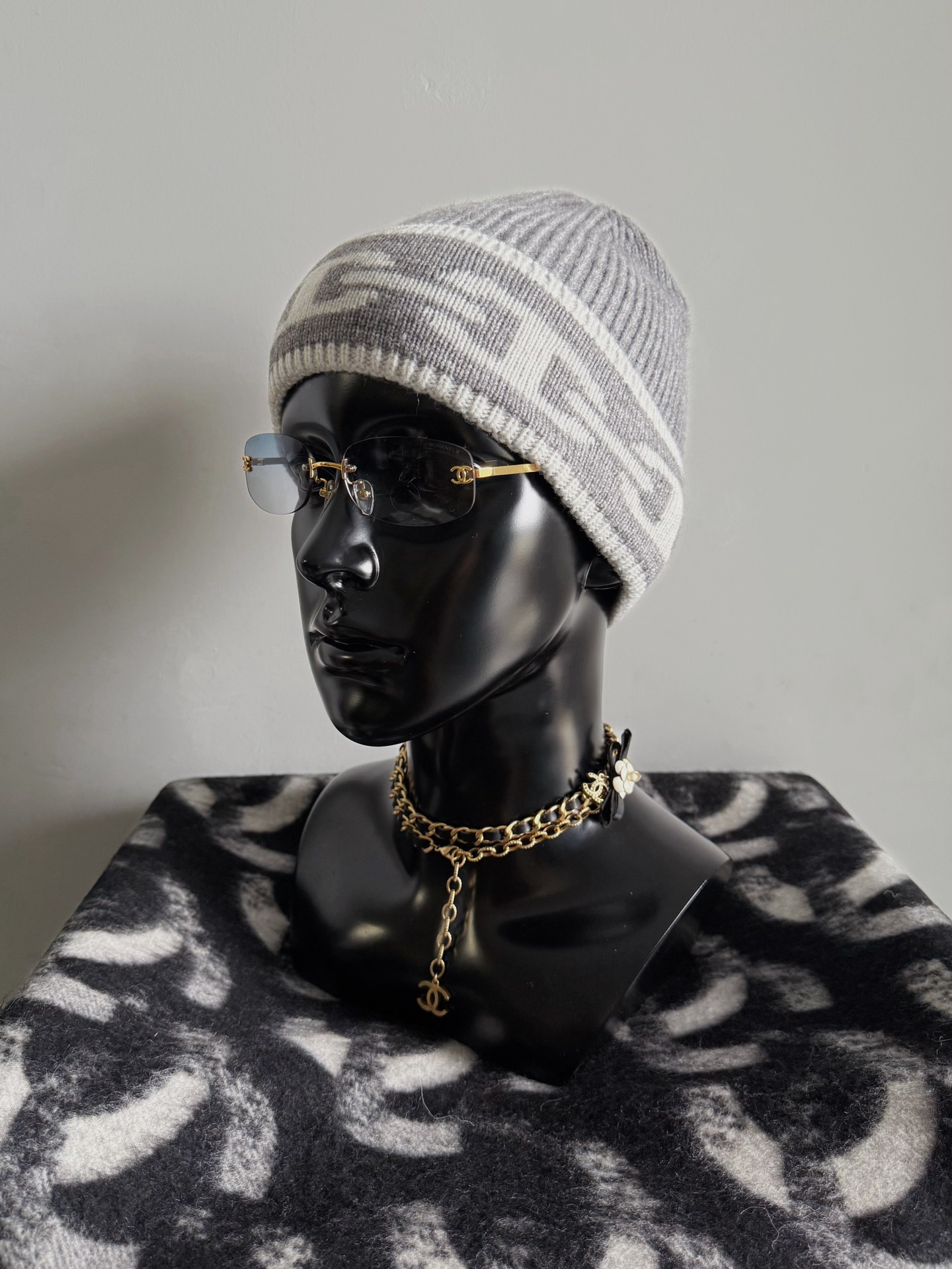 NO:685343,A personal cold hat that I keep for myself. I can use it with whatever clothes I wear these days. It’s not for no reason that Jennie loves wearing cold hats in private. It’s a plus point for fashionable matching and keeps warm and windproof in autumn and winter. Girls must protect their heads ~~ Custom-woven and dyed high-grade gray cashmere wool. Imported knitting machine, precision knitting texture. Restore the classic pattern logo. It is elastic and has no restrictions on the head and tail. Those who don’t like to wash their hair in autumn and winter can close their eyes.  You can wear it casually with your daily outings.,,hats,19860909自留的一顶私服冷帽 近期不论穿什么衣服都可以用它搭配 jennie私下都爱戴冷帽不是没有理由的 时髦搭配加分,秋冬保暖防风 女孩子一定要护好自己的头 ~~ 定织定染高级灰羊绒毛料 进口针织机,精密针织纹路 还原经典图案logo 富有弹力,对头尾不设限 秋冬不爱洗头党闭眼入 日常出街搭配随意驾驭.,,hats,,Women's clothing