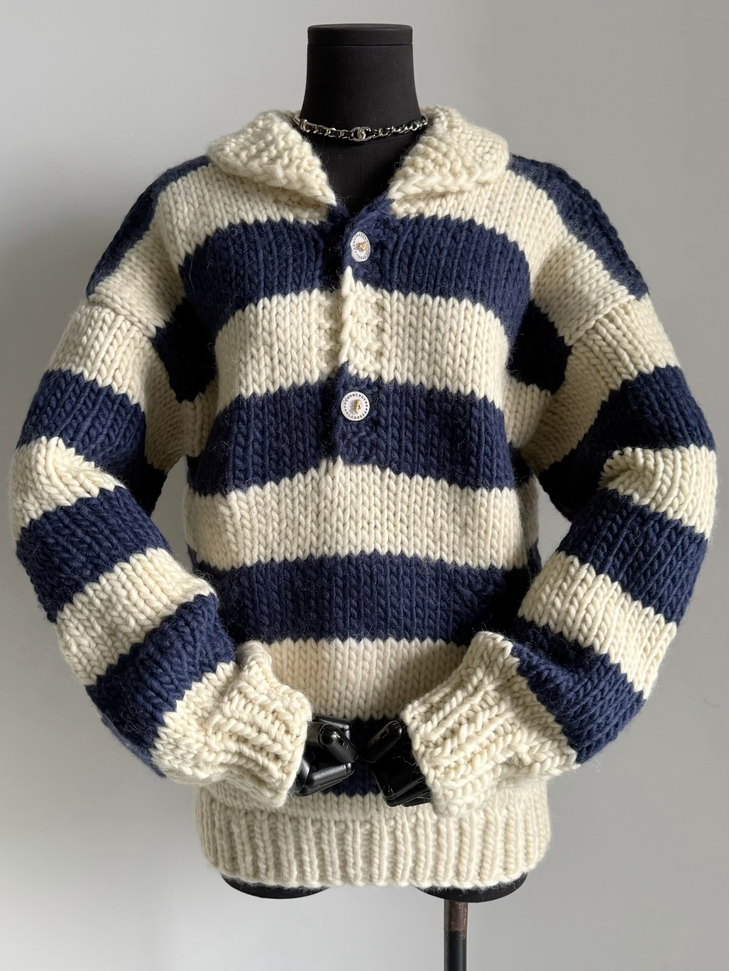 NO:685365,Good aesthetics·Vintage vintage-scented and beautiful sweater. You can feel the softness and waxiness across the screen. Whether it is feel or warmth, it is better than other sweaters ~~ Custom-woven and dyed imported thick-needle cashmere wool. It is skin-friendly and delicate, and the off-shoulder version is elastic. You can wear it at home in autumn and winter. The loose version is not limited to any body shape. It has small lapels and contrasting stripes. It does not look cheap and can be worn well at any age.,sweaters,19860909好审美·Vintage中古香绝美毛衣 隔着屏幕都感受到软软糯糯 无论是手感还是保暖度 都甩其他毛衣几条街 ~~ 定织定染进口粗针羊绒毛料 亲肤细腻,落肩版型富有弹力 秋冬居家完全可以穿一件 宽松的版型不设限任何身材 小翻领加撞色条纹 不显廉价任意年龄都能驾驭的很好,,sweaters,,Women's clothing