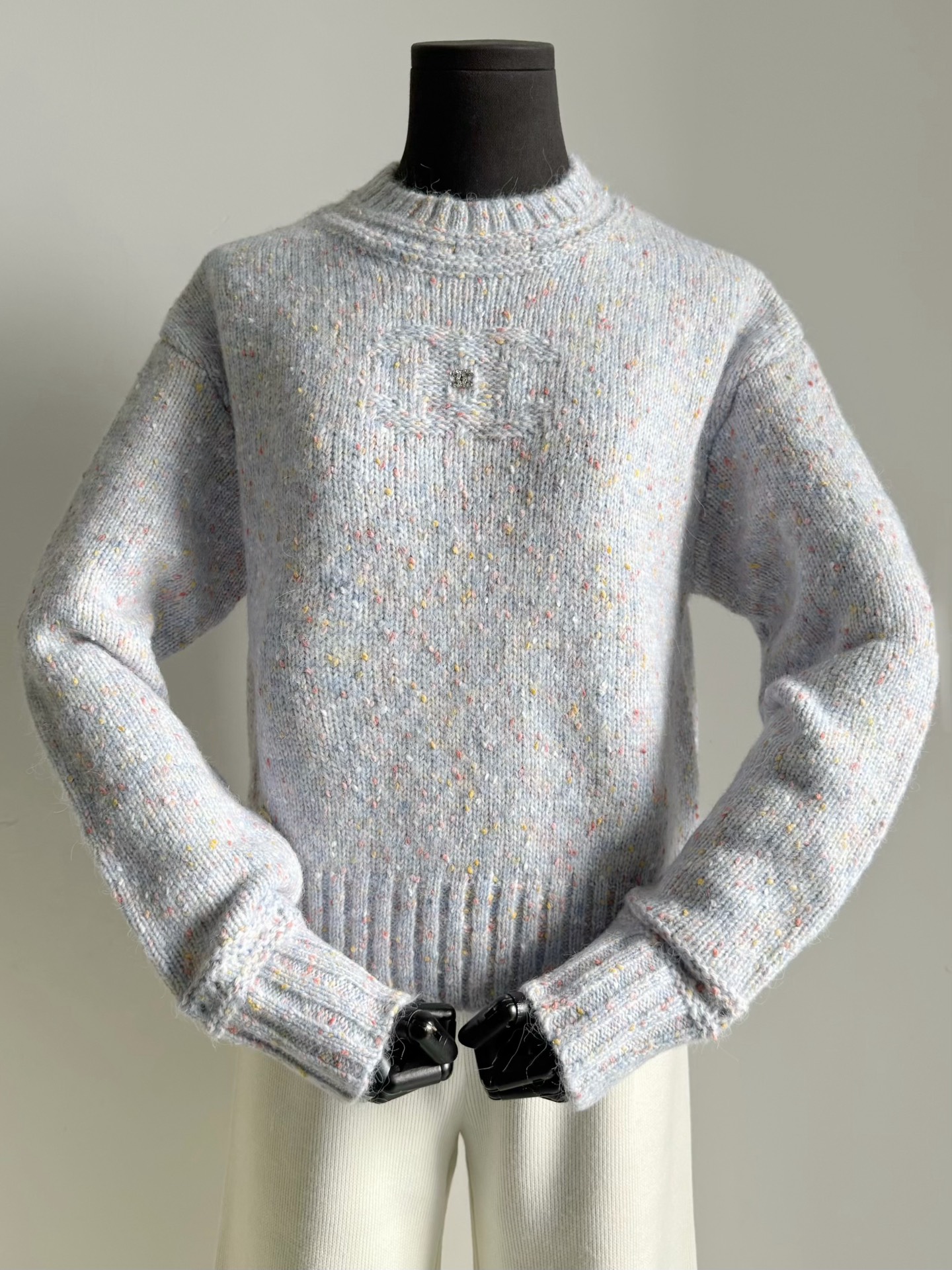 NO:685358,The most beautiful purple-toned antique fragrance of the year. This wool looks simple but actually has a lot of details. The texture of the whole screen, the quality speaks for itself. Custom-woven and dyed light pink cashmere wool. The coarse knitting is loose and soft. It is soft and delicate after washing. The H version of the shoulder can be worn alone or layered. The high-end white tone is difficult to match. The double C hand-stitched hardware on the front of the chest echoes the five-pointed star on the hem.  There is no redundant design in the whole thing. First come, first served.19860909年度巨献之绝美紫调中古香 这个毛料看似简约实则很多细节 满屏的肌理感,品质自己会说话 定织定染淡粉色羊绒毛料 粗针织造松散有度 柔软洗水之后亲肤细腻 正肩H版型,可单穿可内搭 高级显白的色调很难撞衫. 胸前提花双C手缝小五金 和下摆的五角星相呼应 整件没有一处多余设计先到先得,,,Women's clothing