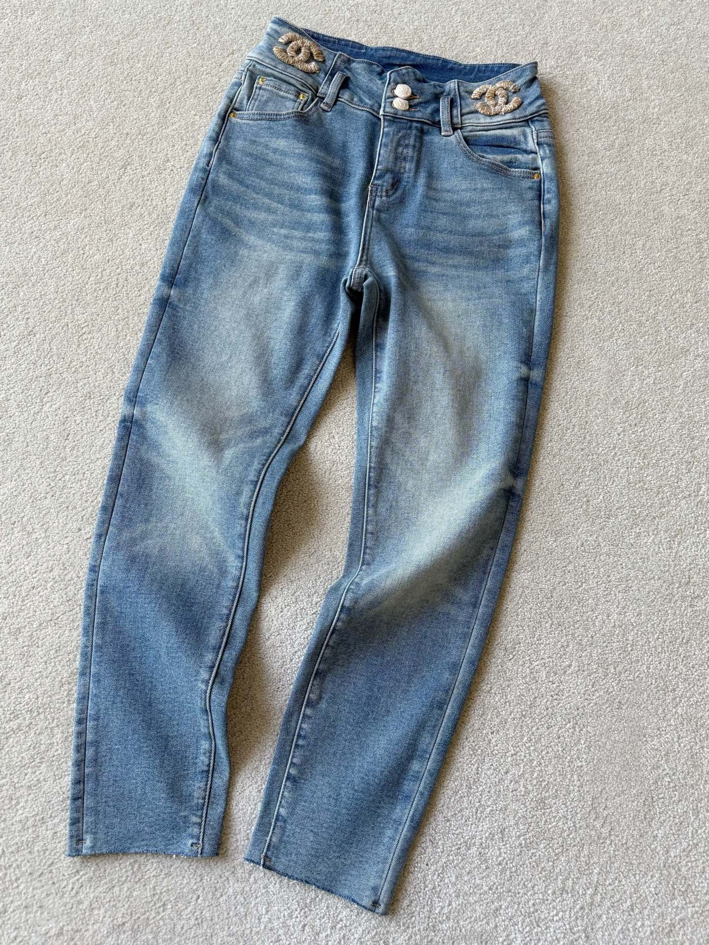 NO:685372,The fleece leggings are scarce at the end of the year. This batch is sold out and will not be replenished. Please cherish it. The autumn and winter style can be used in 0 degrees to 10 degrees. It not only ensures comfort and warmth, but also can make your legs slimmer and longer with one click ~~ Customized high-weight denim and cotton blended spandex. Slightly stretchy and slim, without a sense of restraint. It is really necessary to match boots/furry shoes in autumn and winter. What is more prominent this time is the pure hand-embroidered double C, which makes the waist details more elegant and advanced.  The bottom fleece is more practical to wear than ordinary fleece. Customers who understand high quality come quickly ~~,,boots,19860909年底稀缺加绒小脚裤 仅此一批售完不补,请珍惜 0度-10度一条搞定的秋冬款 不仅保证了舒适度保暖度 还能一键显瘦显腿长 ~~ 定制高克重牛仔棉混纺氨纶 微微弹力修身显瘦,无束缚感 秋冬搭配靴子/毛毛鞋真的是很需要 这次更加突出的是纯手工刺绣双C 让腰部细节更加优雅高级 底抓绒比普通加绒更实穿 懂得起高品质的顾客速度来 ~~,,boots,,Women's clothing