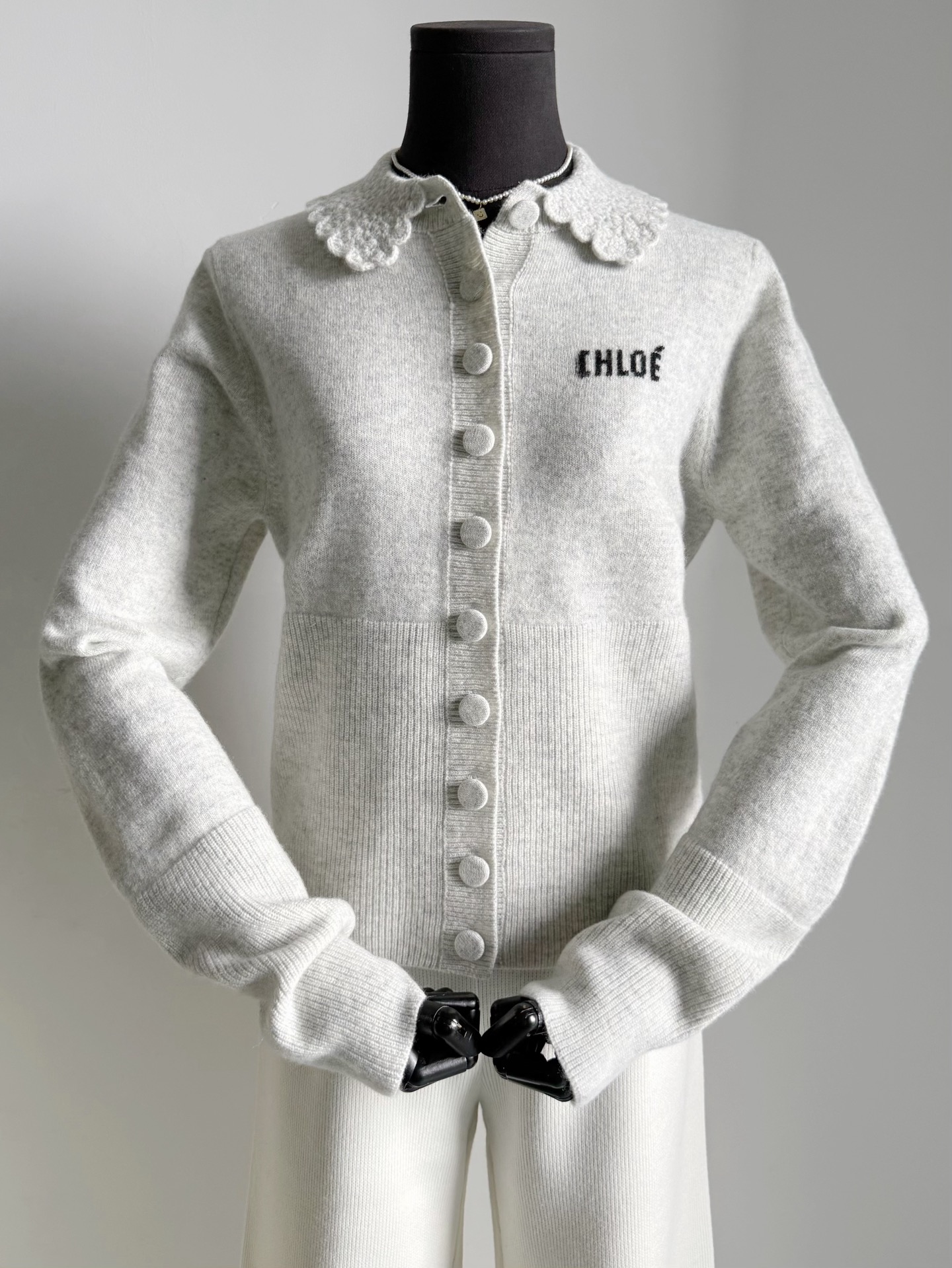 NO:685983,I have one of the few Chlo in my family ~ Every product must be high-quality, and this one is one of the best. It is a knitted sweater that is both good and cute. It is made of custom-woven and dyed oatmeal gray wool and is tightly woven. It is delicate and skin-friendly, comfortable and elastic. The hand-crocheted doll collar is very exquisite, including the core-spun buckle that is time-consuming and labor-intensive. It gives people a simple, beautiful but not simple feeling ~~ It is very easy to wear under a down jacket at the moment.  It looks great with skirts for the beginning of spring, chloe, skirts, down jackets,19860909我家屈指可数的Chlo ~ 但凡出品必定精品,好乖的一件 可以说是百里挑一的精品 又乖又奶的一件针织小衫 定织定染燕麦灰羊毛毛料紧密织造 细腻亲肤舒适有弹力. 手工钩织的娃娃领很精致 包括整件耗时耗力的包芯扣 给人简约美好而不简单的感觉 ~~ 当下穿在羽绒服里非常好搭 开春搭配半裙超好看,,chloe,skirts,down jacket,,Women's clothing