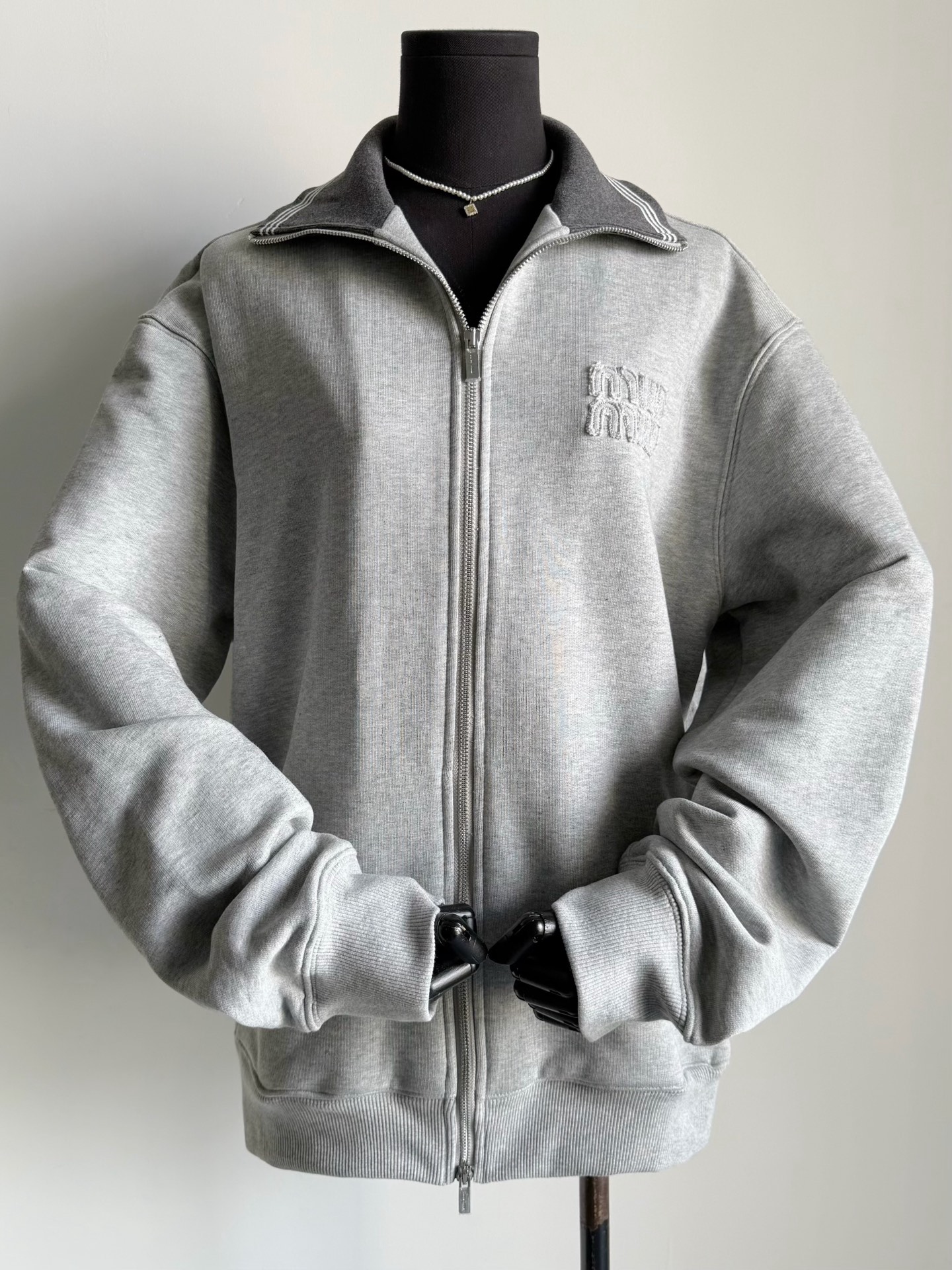 NO:686007,miu·Early spring sports and leisure series. Practical-based lapel sweatshirt + sweatpants. Sold separately to meet different matching needs. Customized floral gray coil fabric is easy to wear. It is durable and easy to care for. Loose off-shoulder cardigan sweatshirt paired with mid-high waist drawstring elastic waist sweatpants. The threads are dyed in a cylinder, which is elastic and not easy to deform. It can be worn from early spring to late autumn.  A complete set of miumiu, hoodie, sweatshirts,19860909miu·早春运动休闲系列 实穿主义为基调的翻领卫衣+卫裤 分开售卖,满足不同搭配需求 定制花灰色线圈面料轻松自在 经久耐穿的同时也易打理. 宽松落肩开衫卫衣 搭配中高腰抽绳弹力腰卫裤 包缸定染的螺纹,富有弹力不易变形 可以从早春一直穿到晚秋 轻松回本的一整套,,miumiu,hoodie,sweatshirts,,Women's clothing